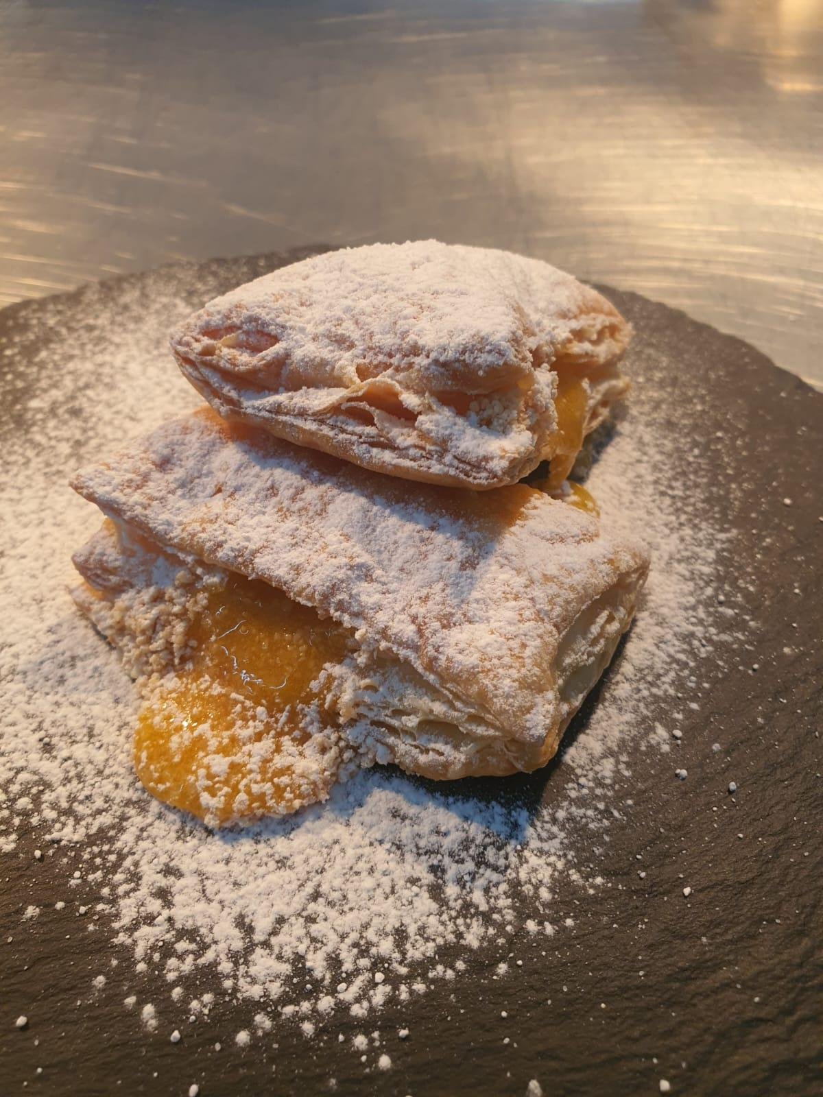 Almofadinha de Sintra &eacute; um doce portugu&ecirc;s feito com massa folhada, recheio &agrave; base de gemas e finaliza&ccedil;&atilde;o com a&ccedil;&uacute;car de confeiteiro