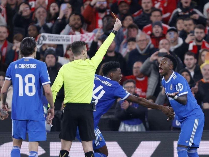 O caso aconteceu durante o jogo de ida das oitavas de final da Champions League