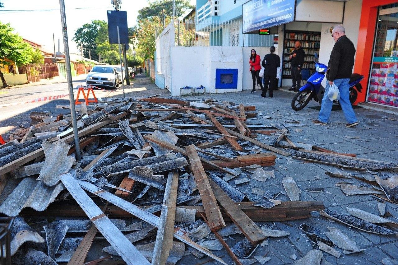 Telhas foram removidas para a cal&ccedil;ada na ocorr&ecirc;ncia da rua Ana Aurora do Amaral Lisboa, no Passo das Pedras