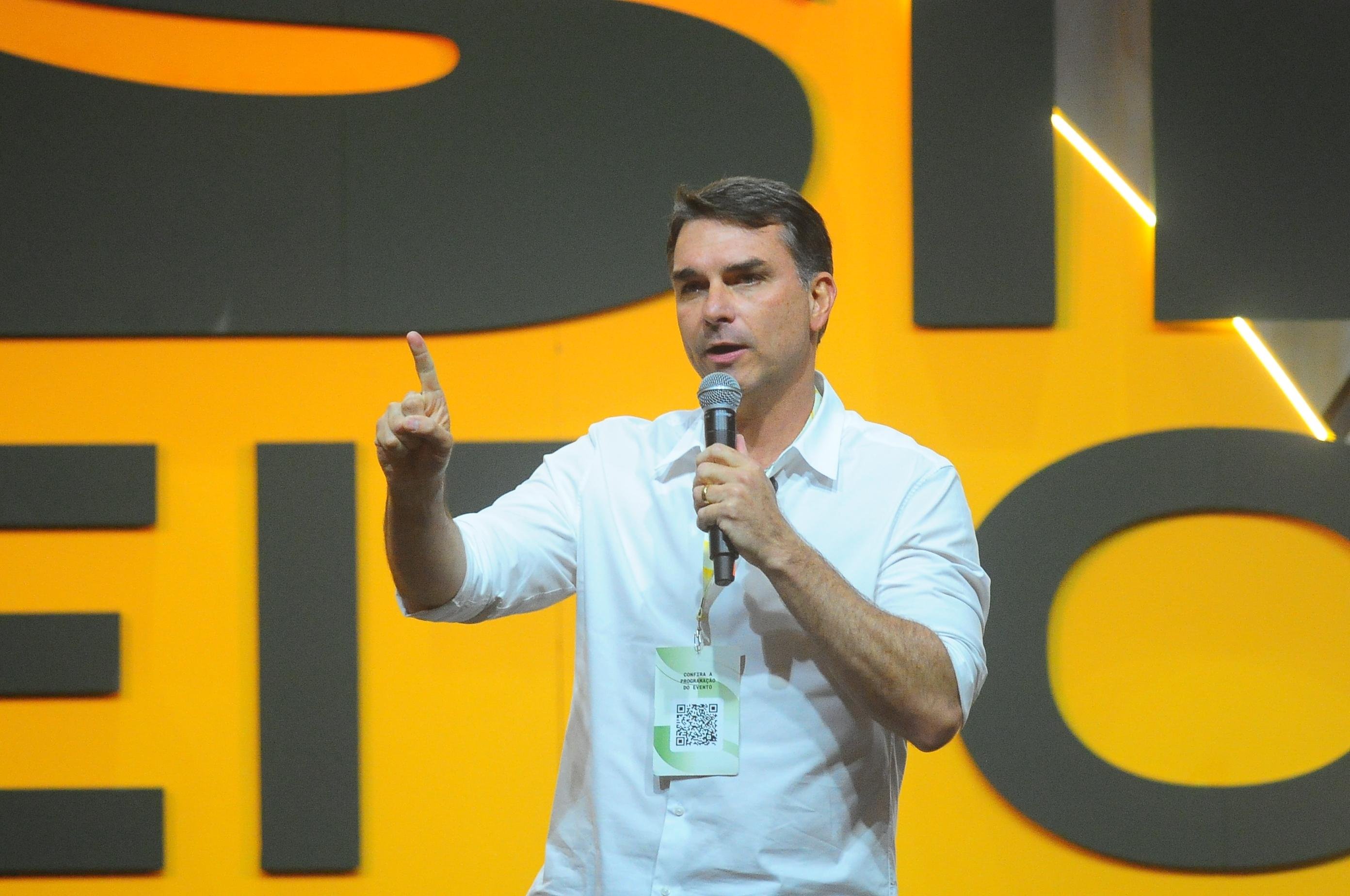 Fl&aacute;vio Bolsonaro escolhe amigo empres&aacute;rio para comandar comunica&ccedil;&atilde;o da campanha