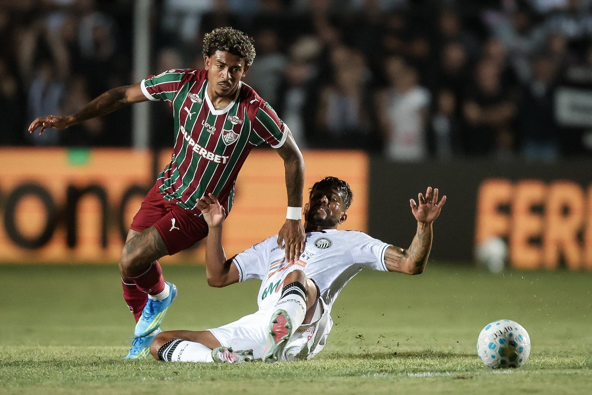 John Kennedy em a&ccedil;&atilde;o no empate sem gols no jogo de ida no Paran&aacute;