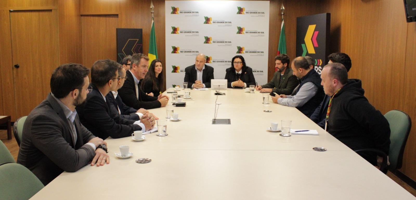 Em reuni&atilde;o com secretarias do Estado, as empresas DGE Solu&ccedil;&otilde;es Renov&aacute;veis e Casa Dos Ventos apresentaram projeto e&oacute;lico Torquato Severo, localizado em Dom Pedrito
