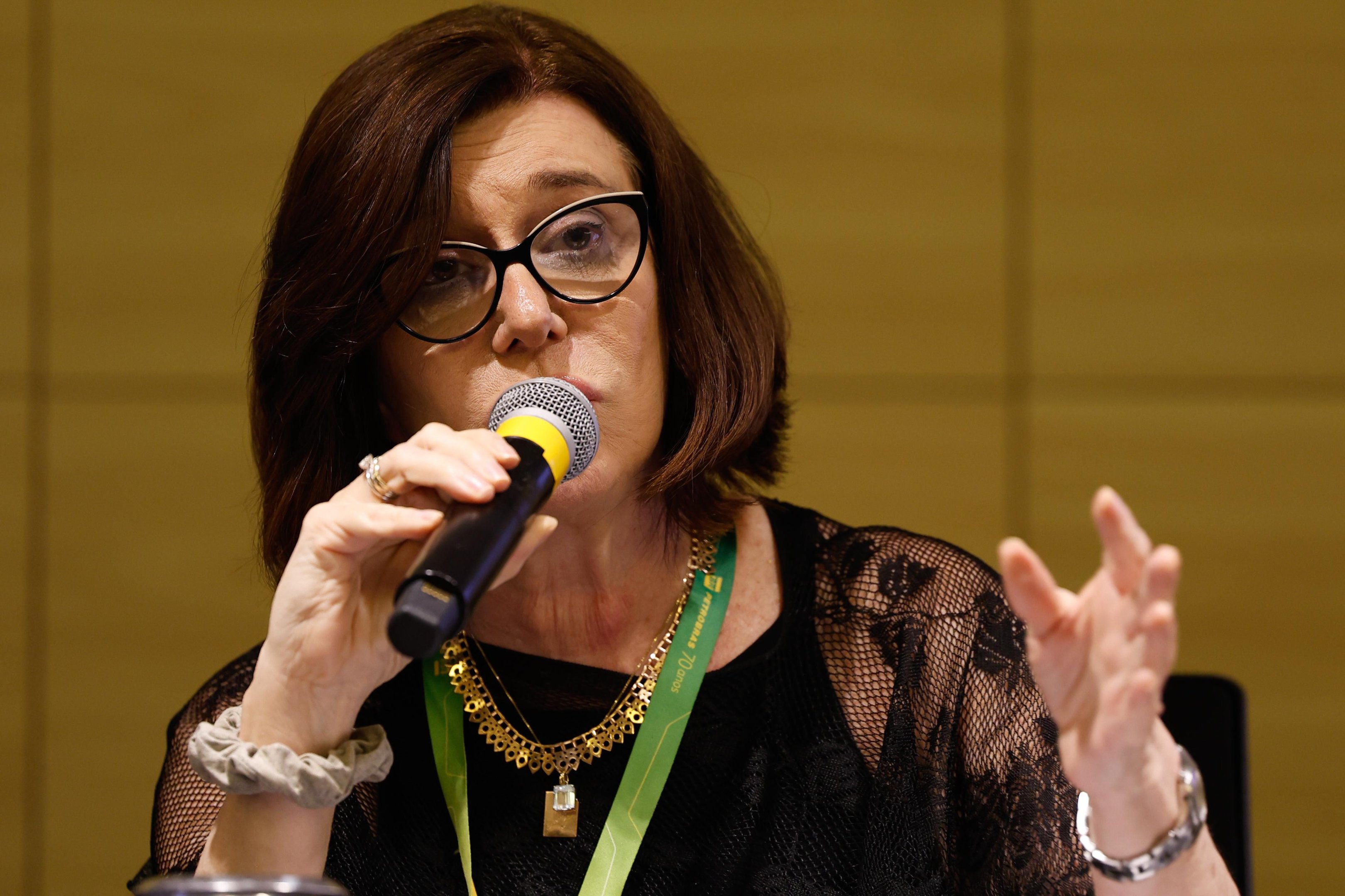 Magda Chambriard: "Vai acontecer j&aacute;, j&aacute; aumento do pre&ccedil;o da gasolina, mas temos que manter o mercado"