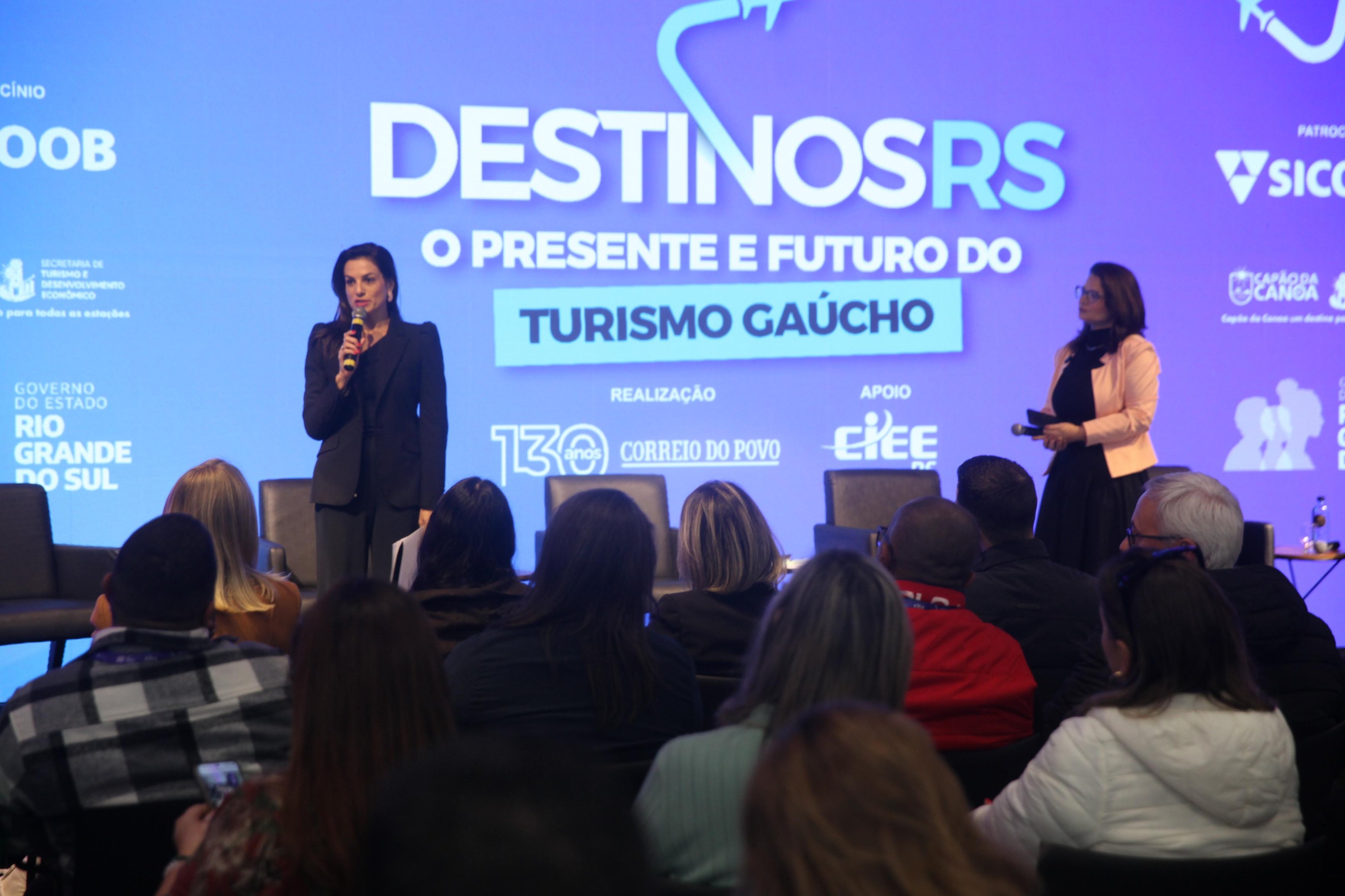 Na abertura do evento, Jornalista e colunista do Correio do Povo, Anelise Zanoni e gerente de Jornalismo do Correio do Povo, Mauren Xavier