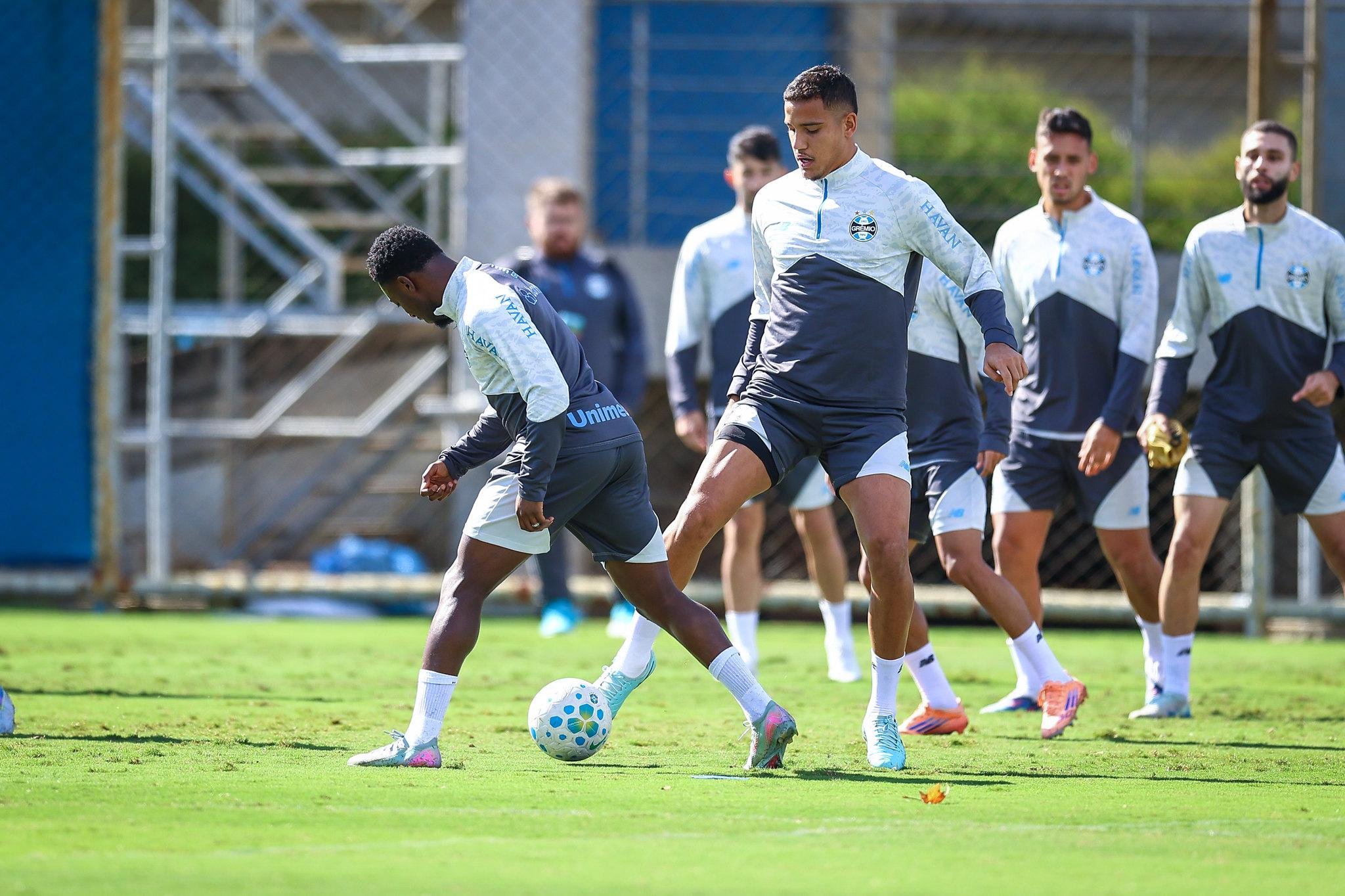 Amuzu, de costas, n&atilde;o servir&aacute; a sele&ccedil;&atilde;o de Gana e ficar&aacute; com o restante do elenco gremista