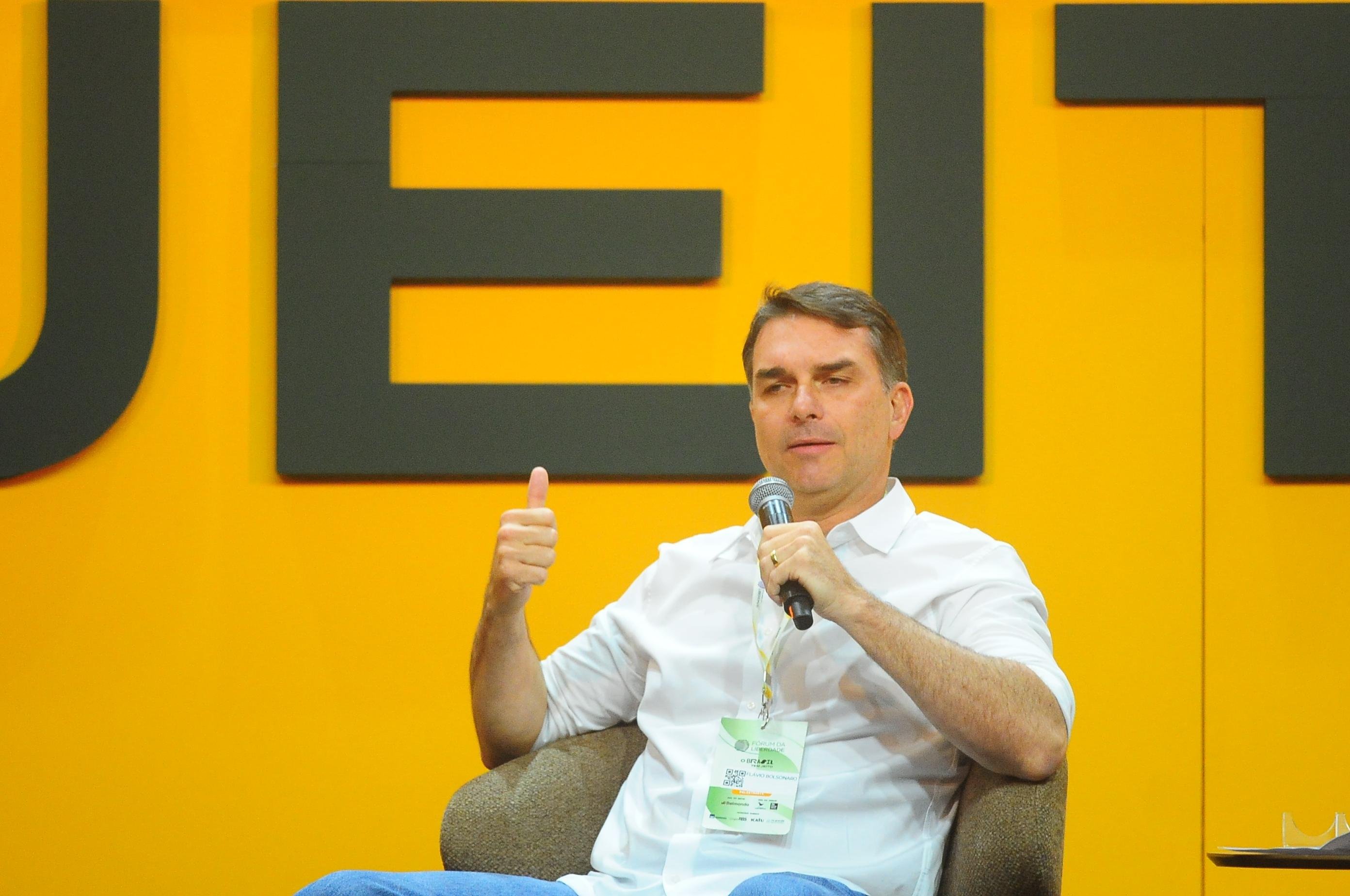 "Irm&atilde;o, estou e estarei contigo sempre, n&atilde;o tem meia conversa entre a gente", diz Fl&aacute;vio a Vorcaro em mensagem