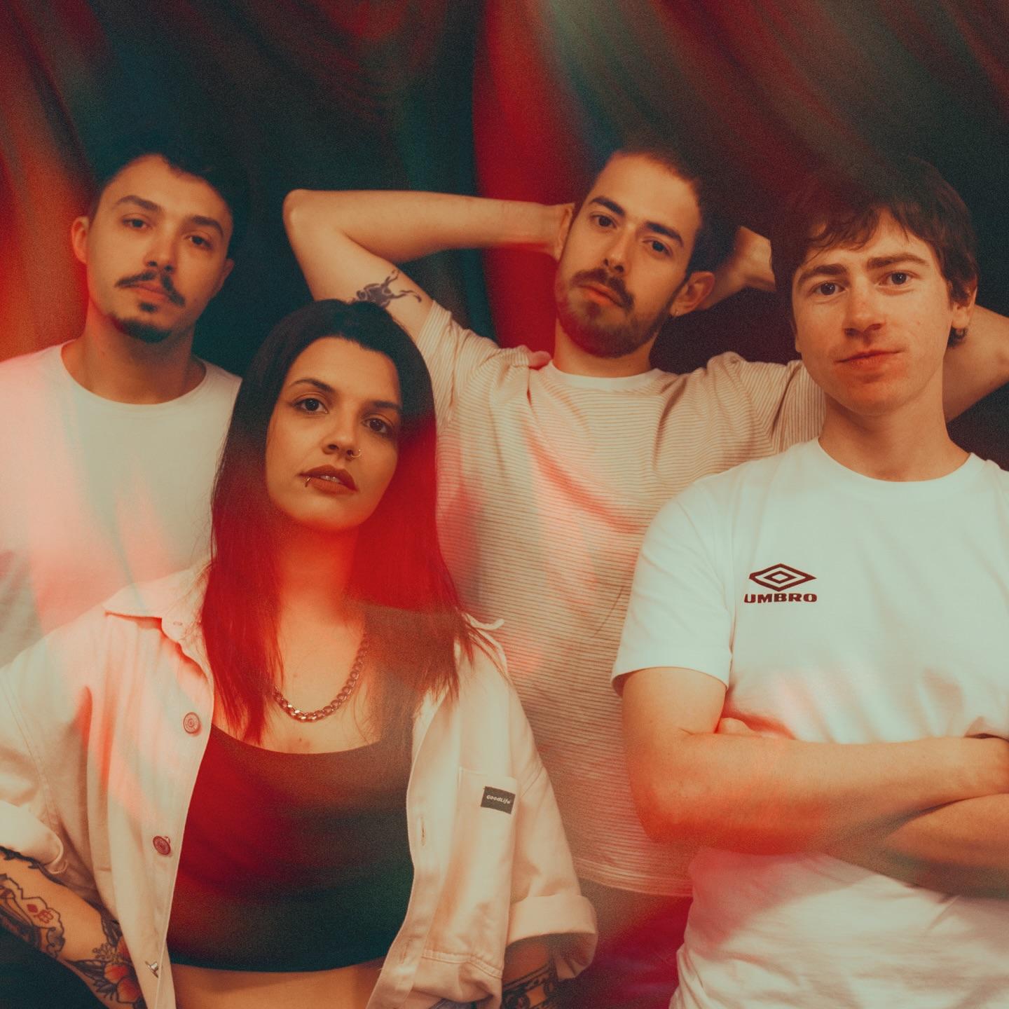 Hibizco transita entre o pop e o rock, fazendo do palco a sua pista de dan&ccedil;a