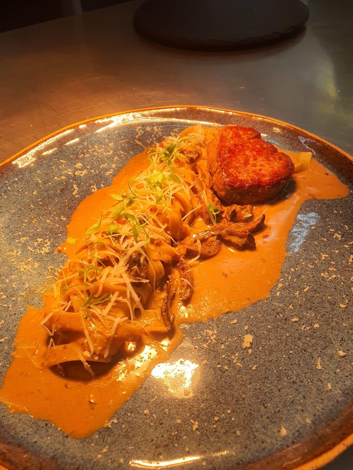 Fil&eacute; mignon com tagliatelle ao molho funghi: uma hist&oacute;ria servida quente