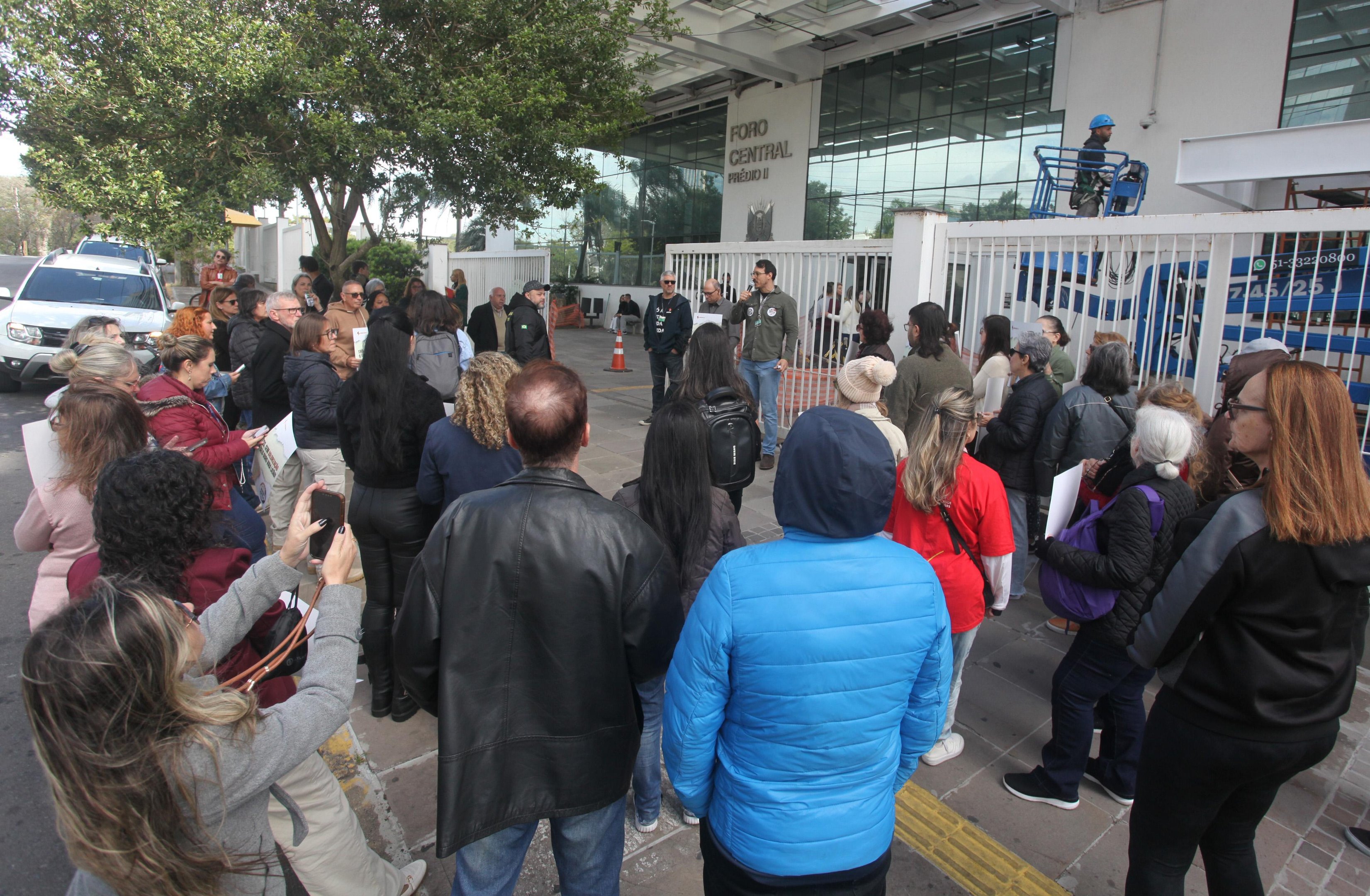 Servidores se mobilizaram em frente ao Foro II, em Porto Alegre