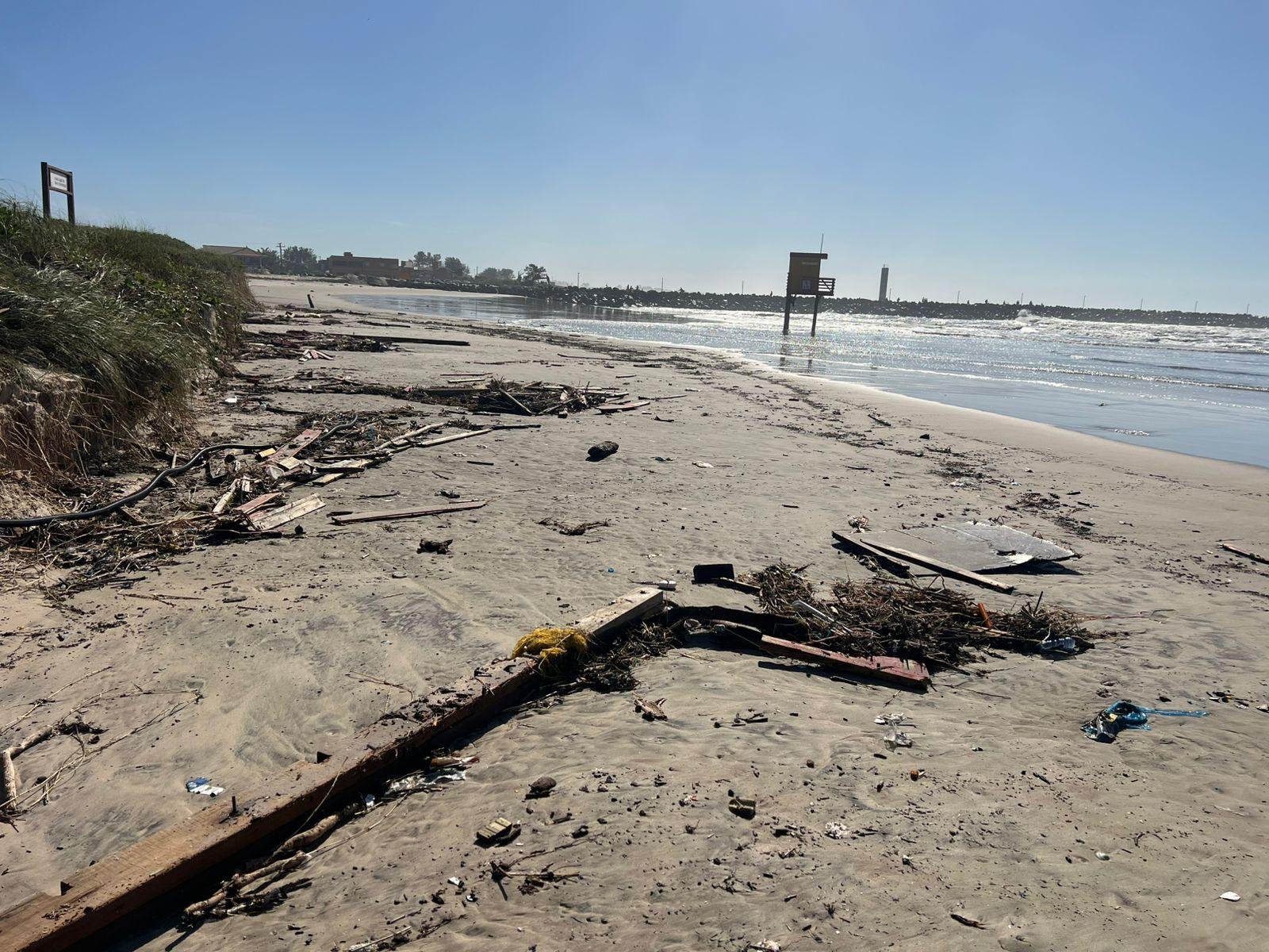 Sujeira trazida durante ressaca na praia de Torres ainda n&atilde;o havia sido recolhida