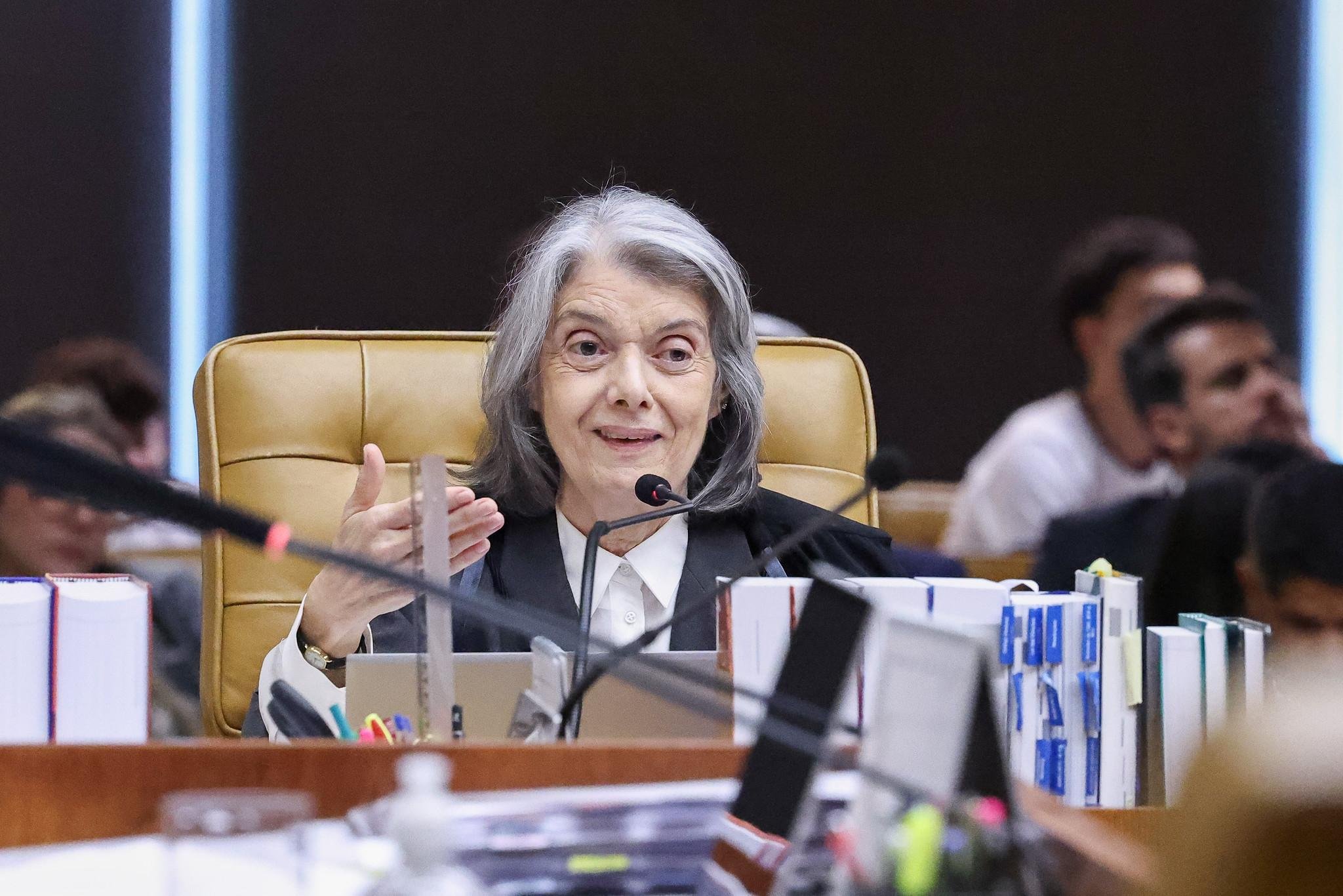 C&aacute;rmen L&uacute;cia relatou que evitava reclamar da carga de trabalho porque acreditava que n&atilde;o seria ouvida por ser mulher