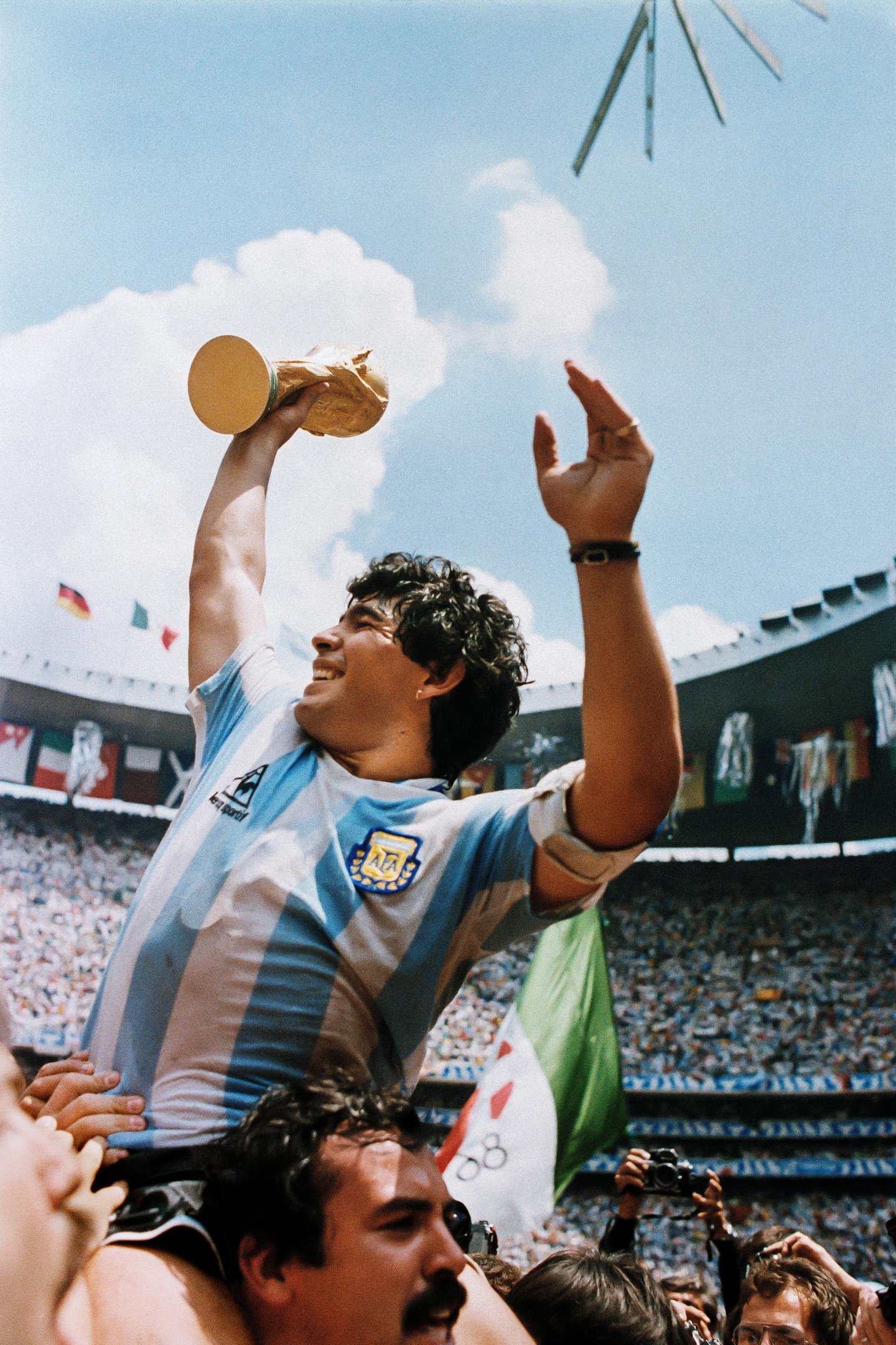 Com a ta&ccedil;a na m&atilde;o, Maradona &eacute; erguido na conquista da Argentina em 1986