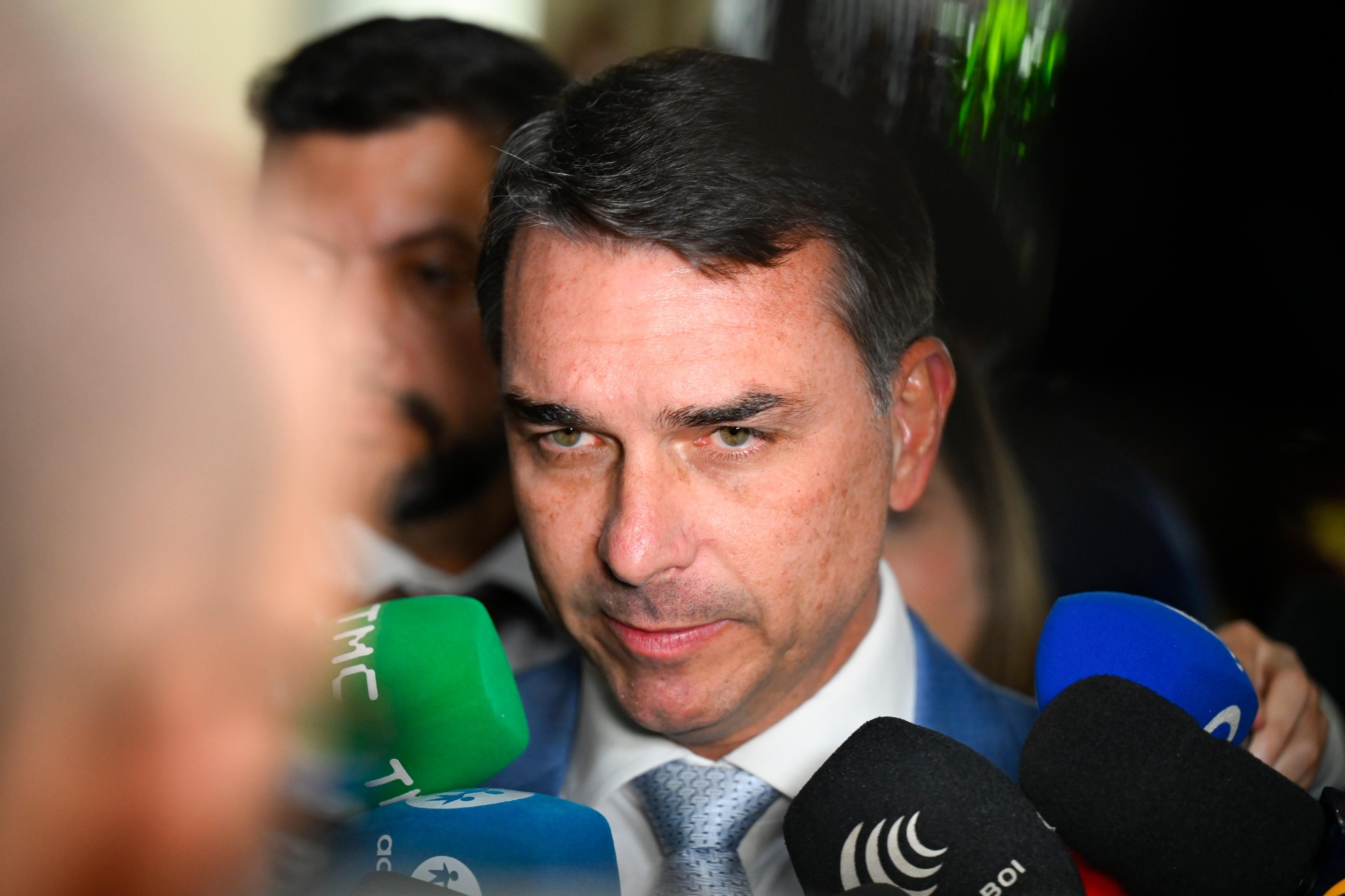Fl&aacute;vio Bolsonaro se manifesta sobre Zema