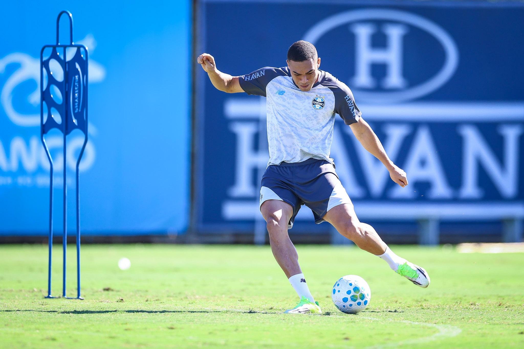 Ap&oacute;s ser preservado na Copa do Brasil, Carlos Vin&iacute;cius retorna ao time, em Salvador