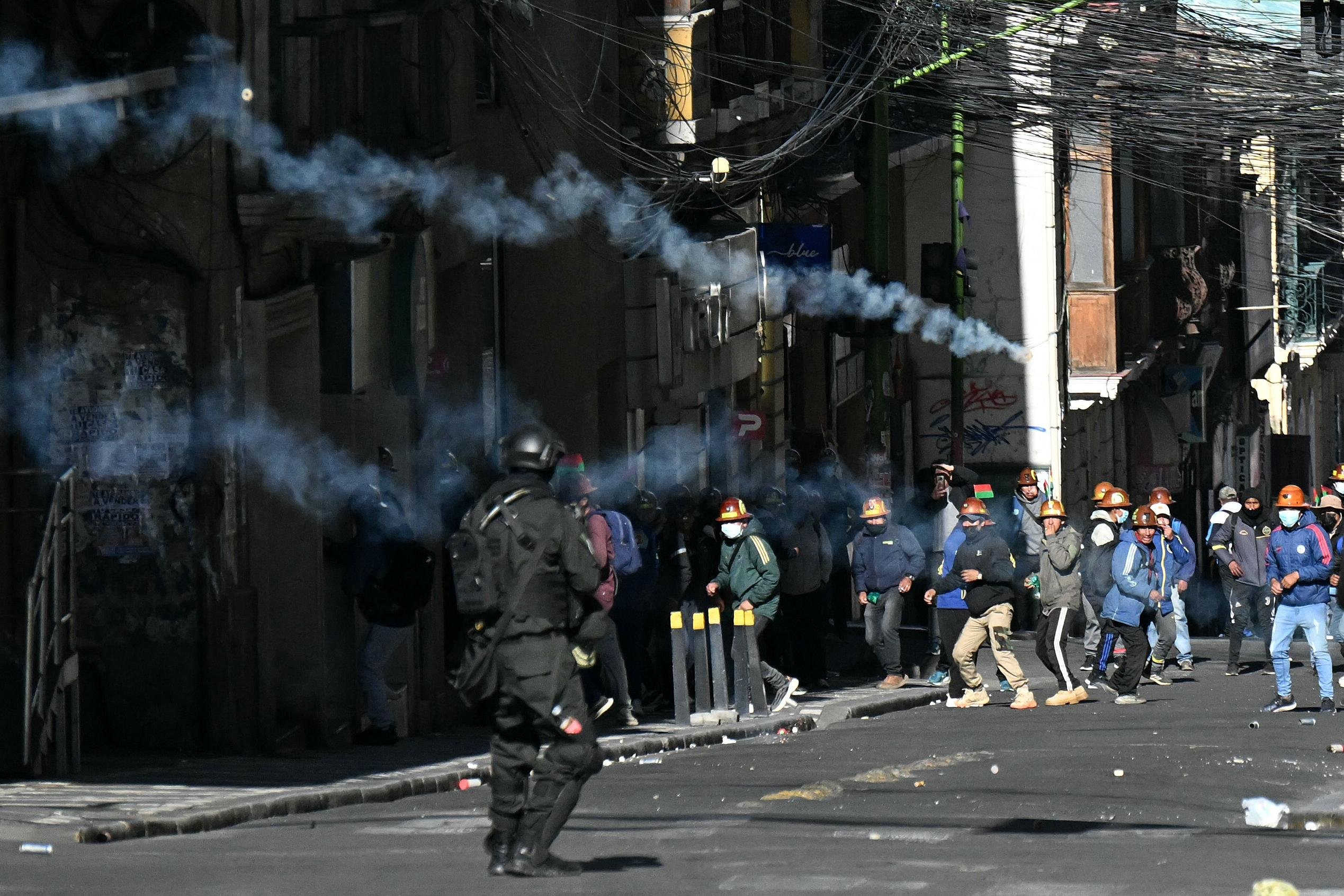 Pol&iacute;cia impediu a entrada dos mineiros na pra&ccedil;a de armas com g&aacute;s lacrimog&ecirc;neo, enquanto os manifestantes lan&ccedil;avam pedras e explosivos com estilingues