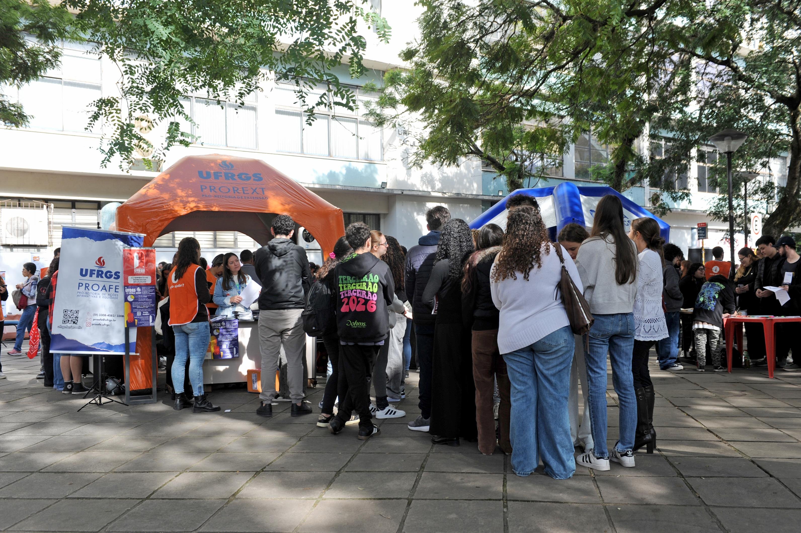 No campus central, muitos estudantes conheceram as atividades da Universidade, dentro da programa&ccedil;&atilde;o UFRGS Portas Abertas 2026