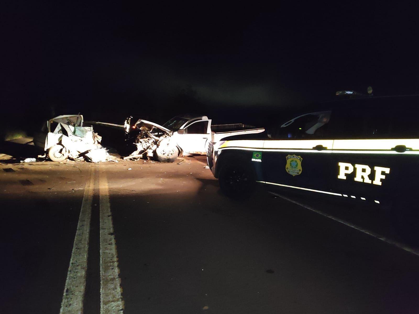 Colis&atilde;o entre um Ford Versailles e uma caminhonete S10, na BR 392, em Roca Gonzales, terminou com uma morte e duas pessoas gravemente feridas