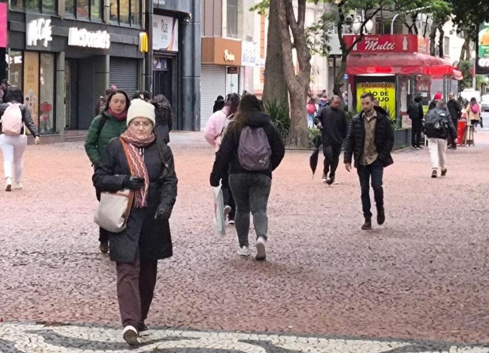 Em Porto Alegre, durante o in&iacute;cio da manh&atilde; voltaram a vestir as roupas de inverno