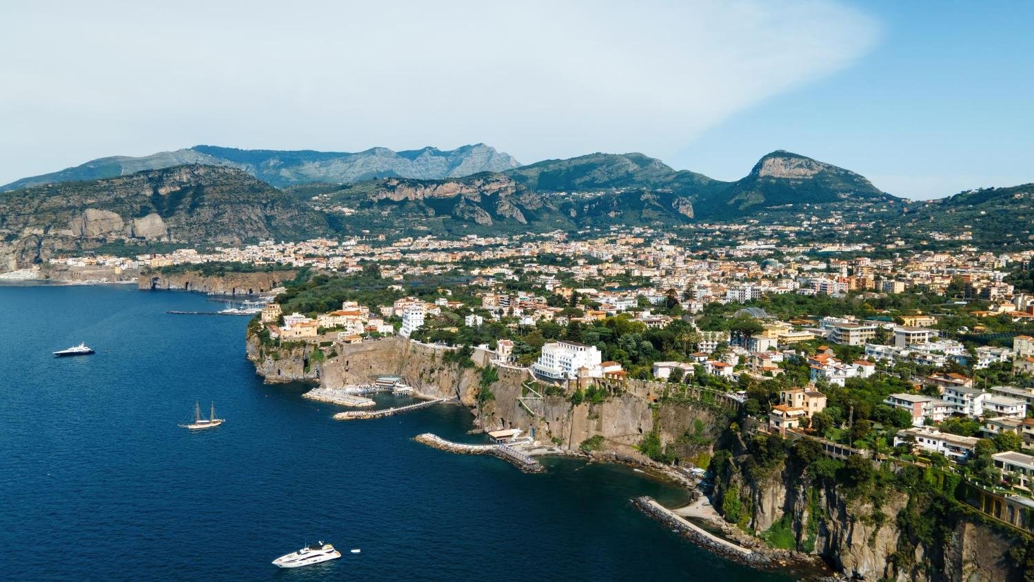 Sorrento inspira a reflex&atilde;o de Elisa Fernandez sobre a beleza rara de estar inteira no presente