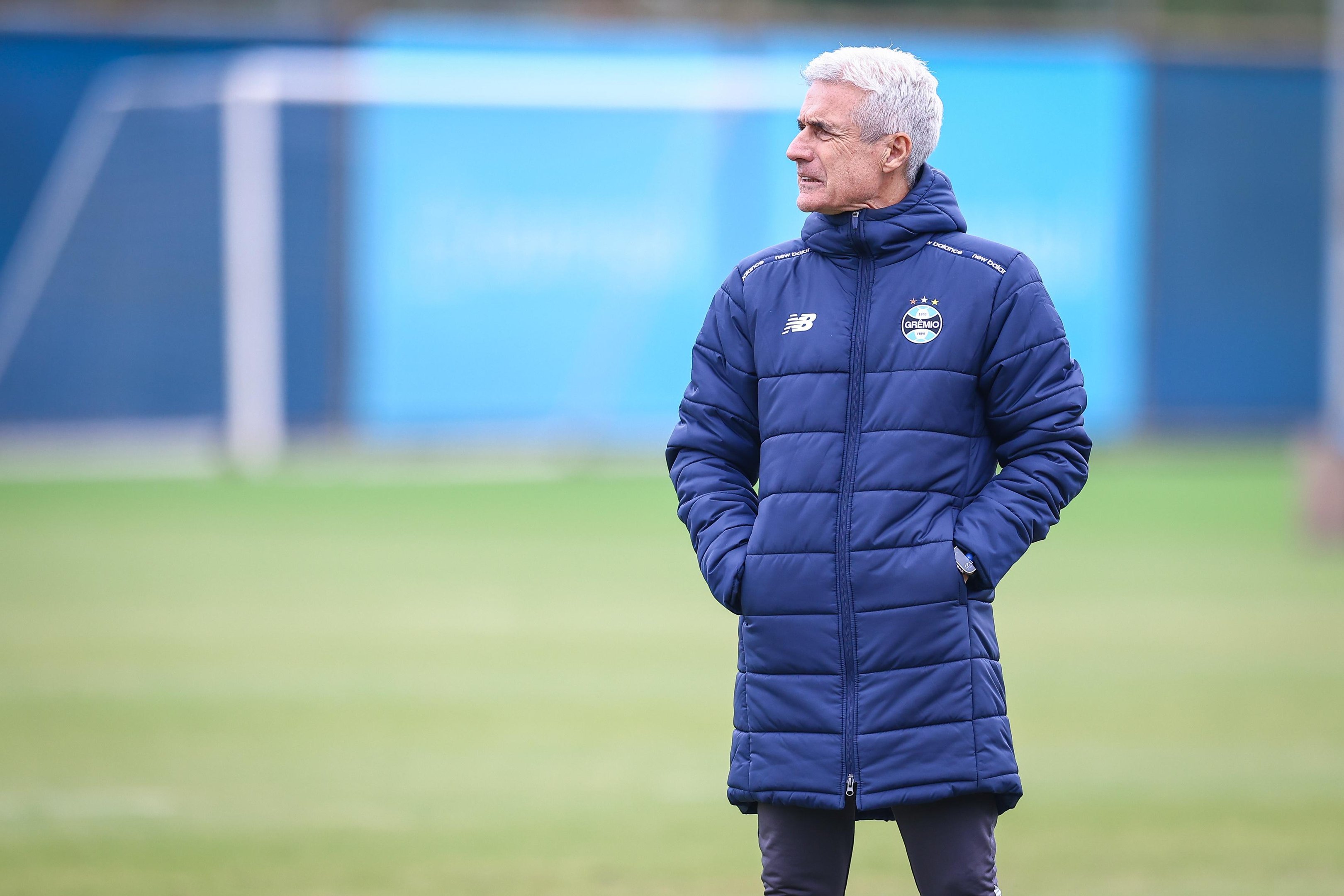 Lu&iacute;s Castro tem d&uacute;vida na forma&ccedil;&atilde;o da equipe contra os chilenos