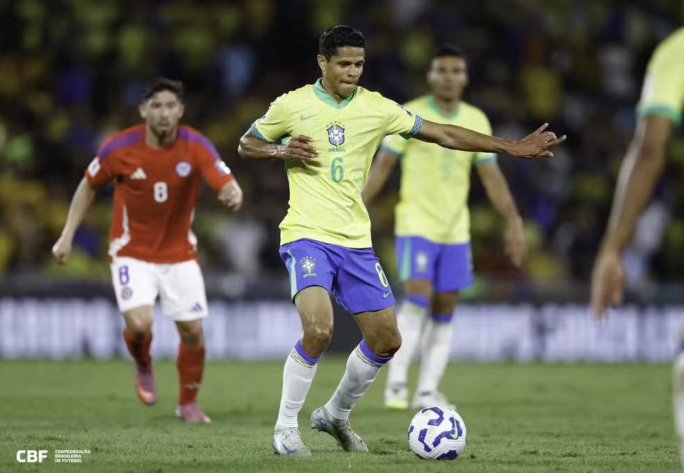 Douglas Santos fez bom jogo defensivo, mas ficou entre os piores nas categorias ataque e criatividade