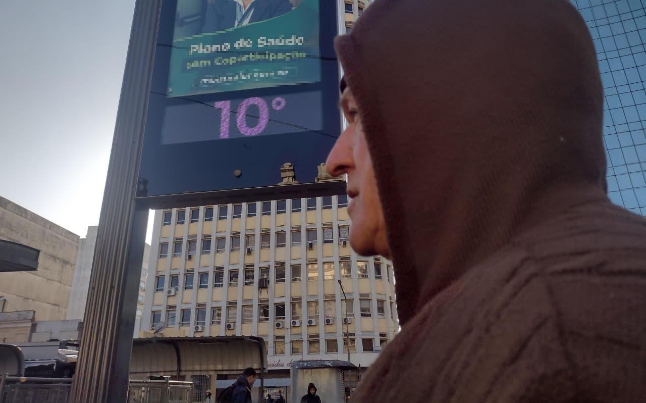 Apesar de rel&oacute;gios de rua no Centro apontarem 10&ordm;C, por volta das 9h, Porto Alegre registrou a m&iacute;nima na Lomba do Sab&atilde;o, na divisa com Viam&atilde;o, de 6,8&ordm;C