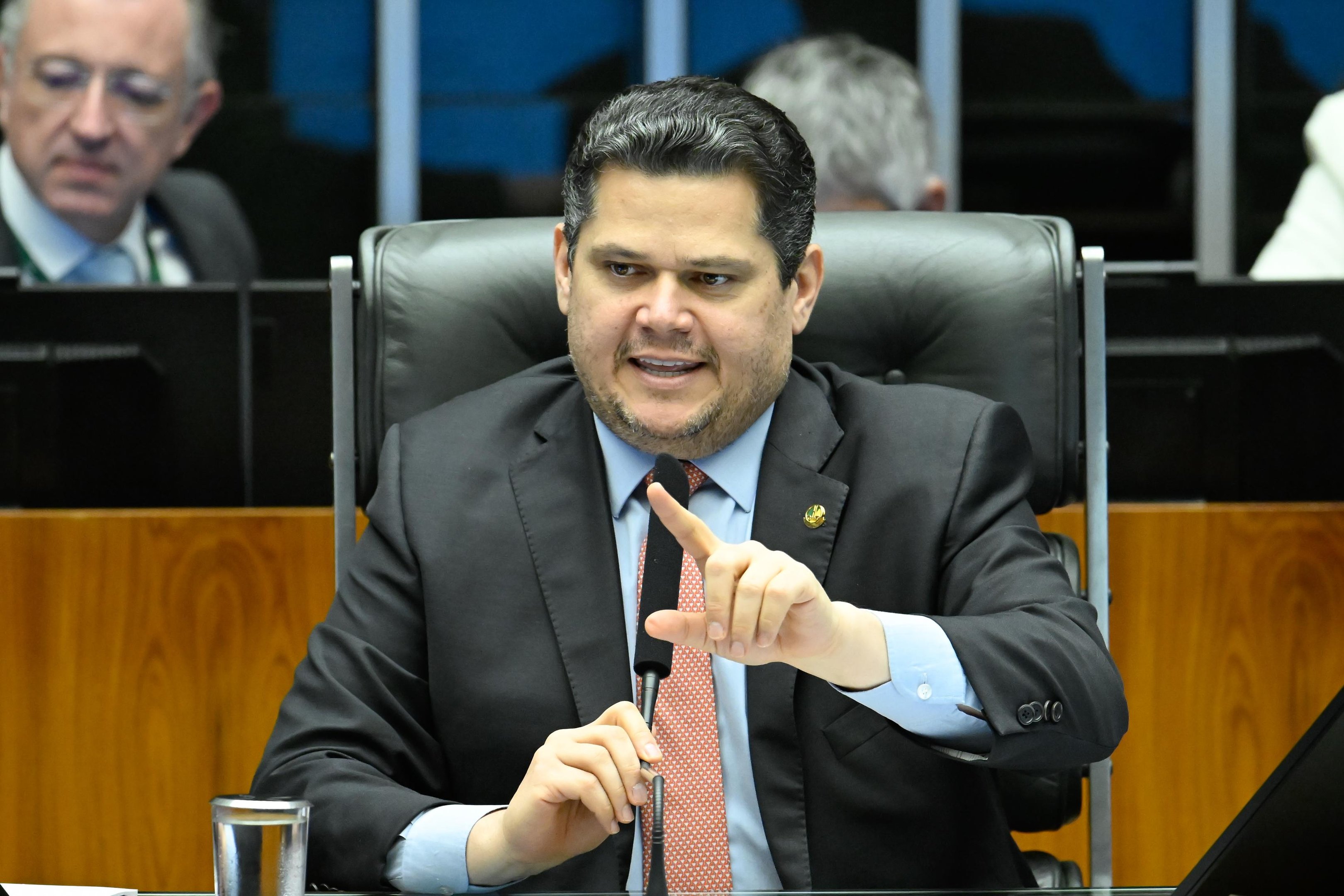 Alcolumbre deixa decis&atilde;o sobre acelerar vota&ccedil;&atilde;o da escala 6x1 nas m&atilde;os do plen&aacute;rio do Senado