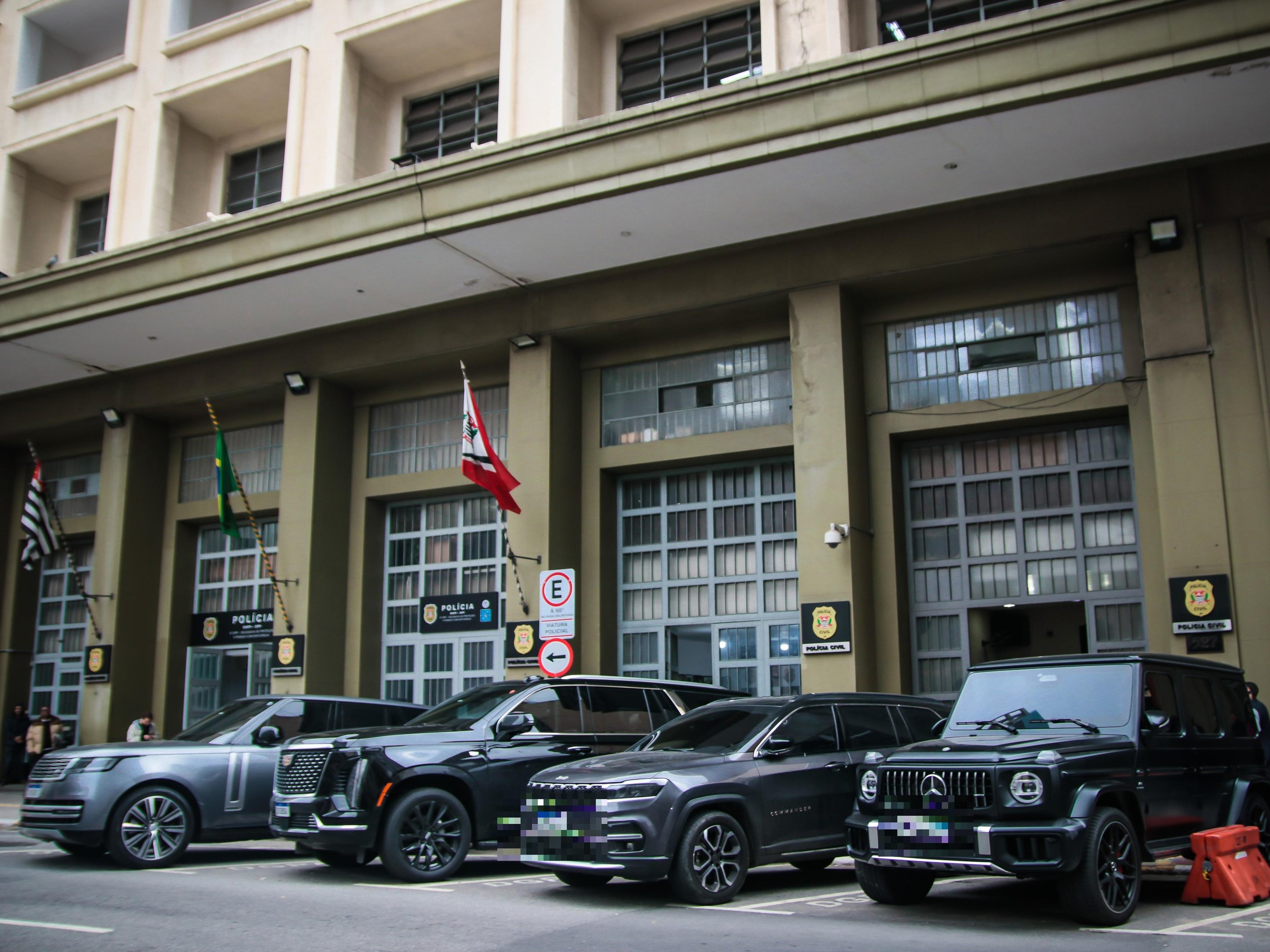 Seis desses autom&oacute;veis s&atilde;o considerados de luxo, e quatro deles estavam sob posse de Deolane no momento da pris&atilde;o