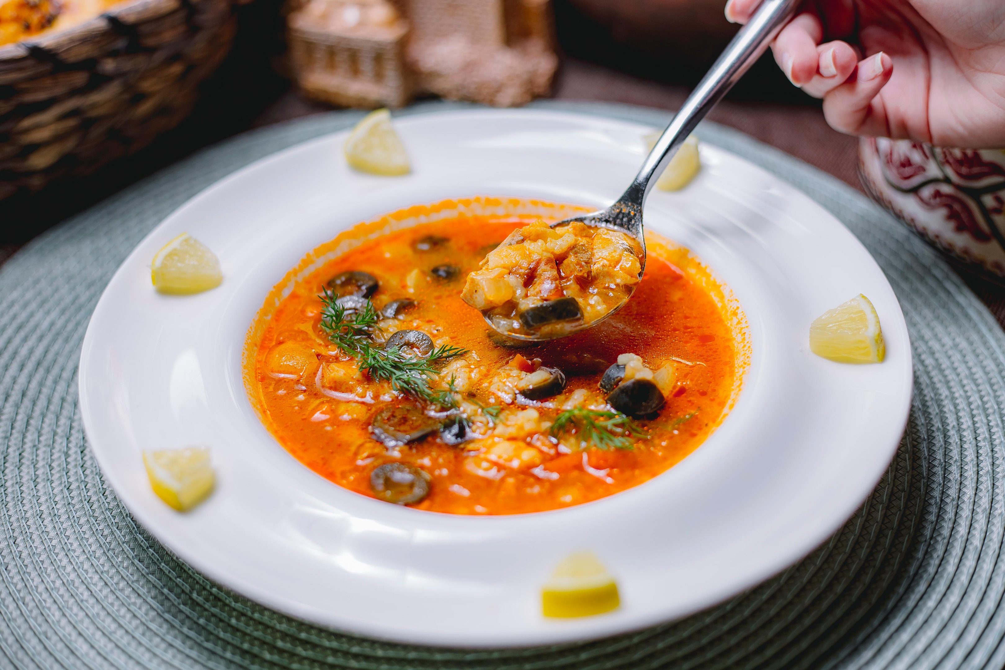 Sopa Le&atilde;o Veloso &eacute; um cl&aacute;ssico carioca preparado com caldo de peixe, frutos do mar e temperos arom&aacute;ticos