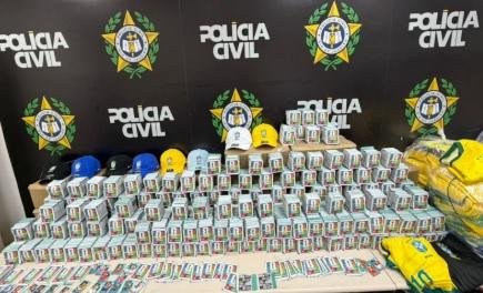 Pol&iacute;cia do RJ apreende cerca de 200 mil figurinhas falsificadas do &aacute;lbum da Copa do Mundo