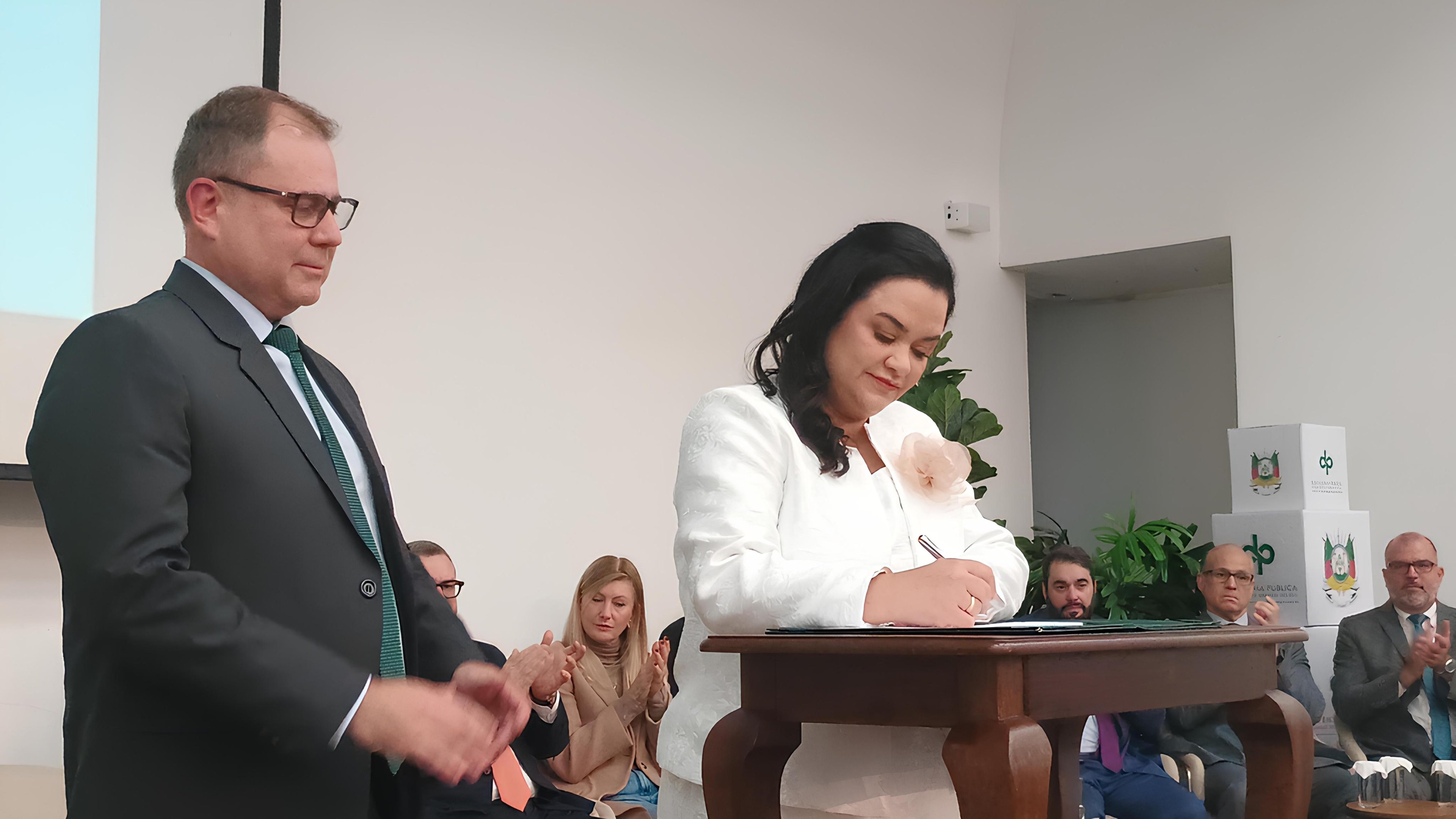 Nova defensora p&uacute;blica-geral, Larissa Rocha Ferreira Caon, assume o posto que era ocupado por Nilton Leonel Arnecke Maria