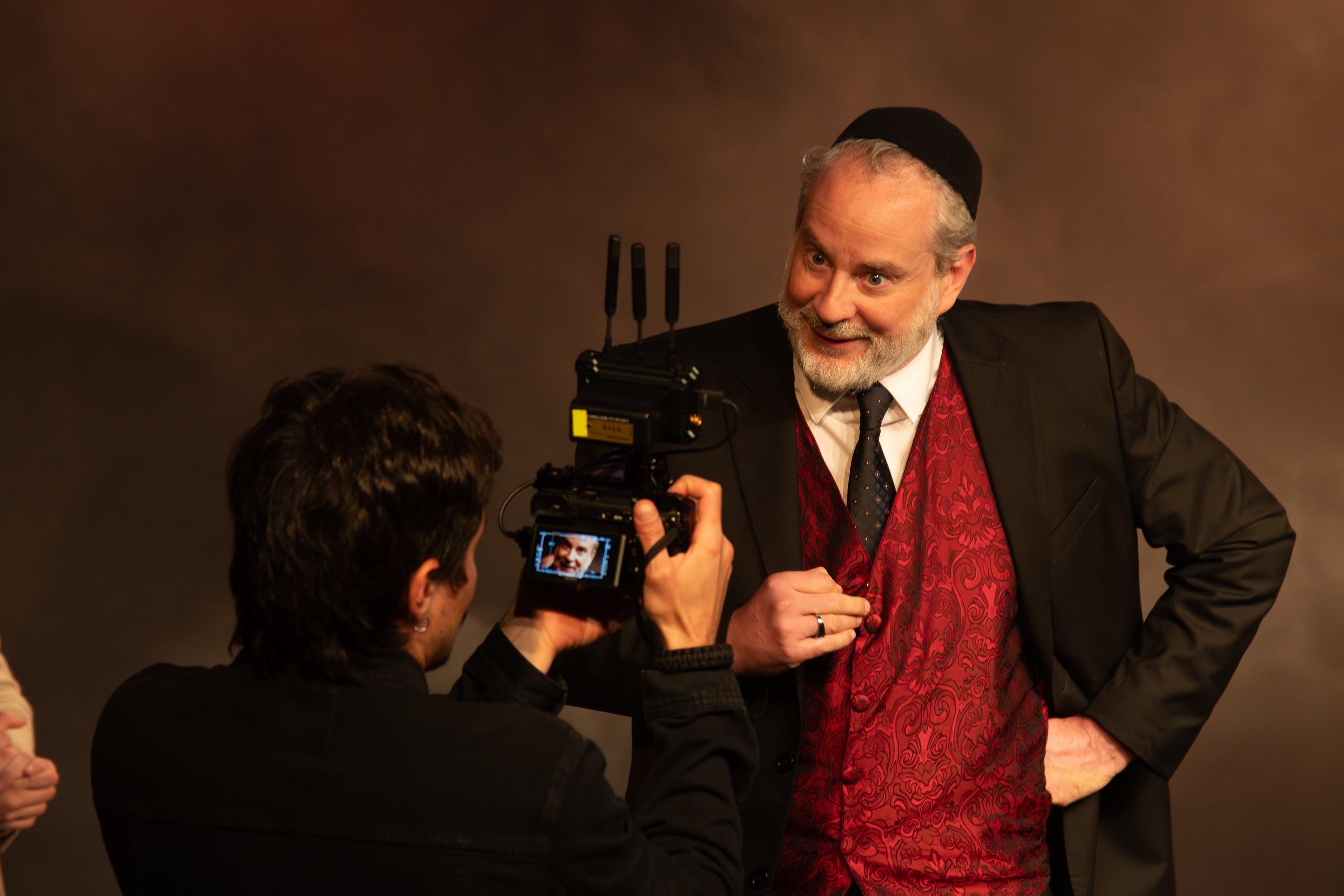 O ator Dan Stulbach d&aacute; vida ao agiota Shylock