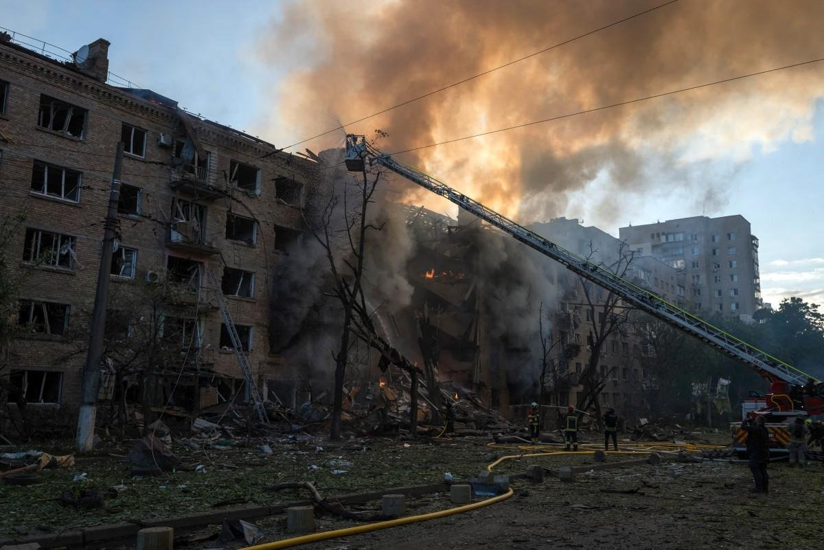 Zelensky alega que a R&uacute;ssia lan&ccedil;ou um m&iacute;ssil hipers&ocirc;nico Oreshnik, com capacidade nuclear