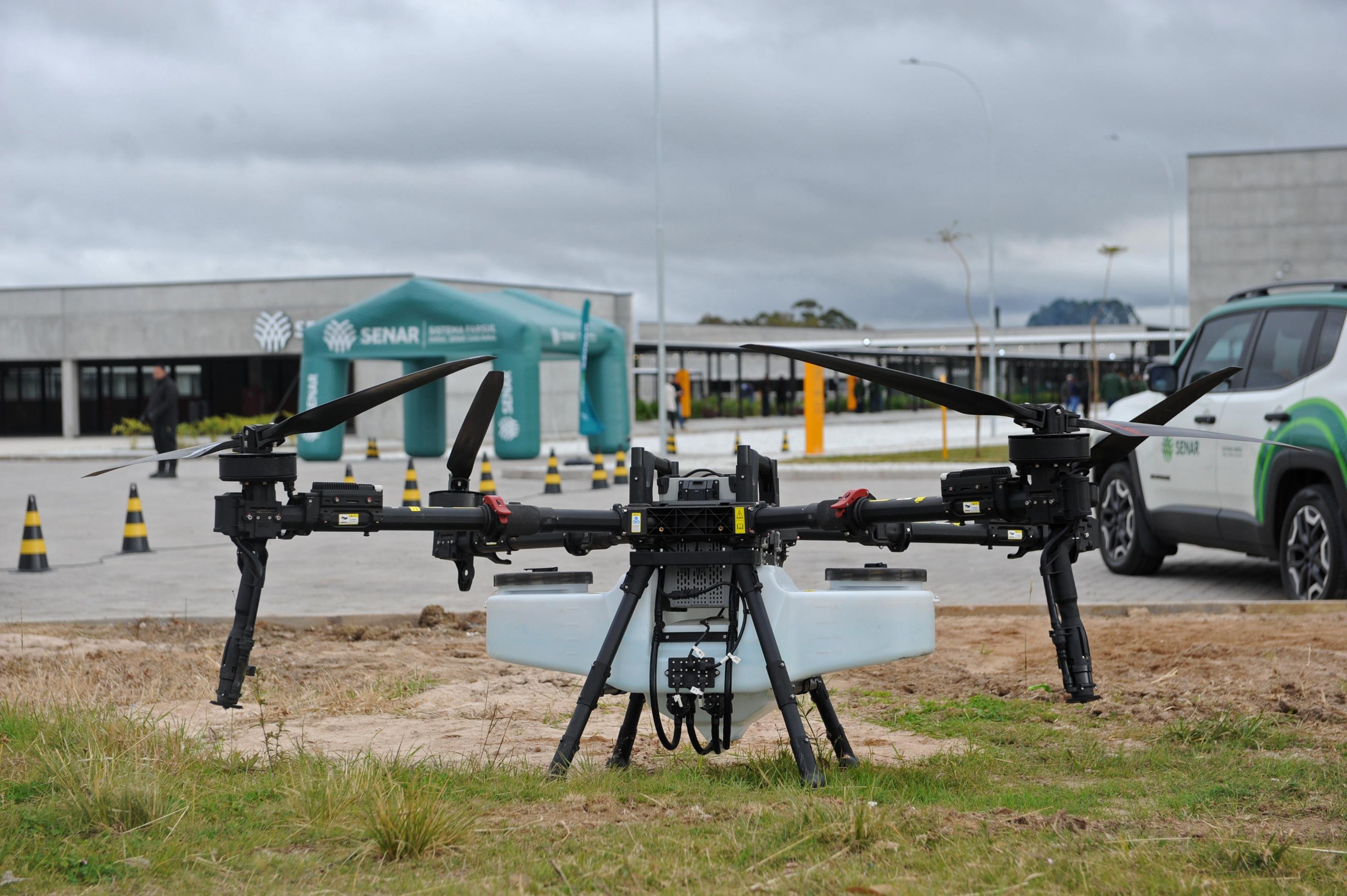 Nova estrutura em Hulha Negra abriga m&aacute;quinas agr&iacute;colas e equipamentos como drones