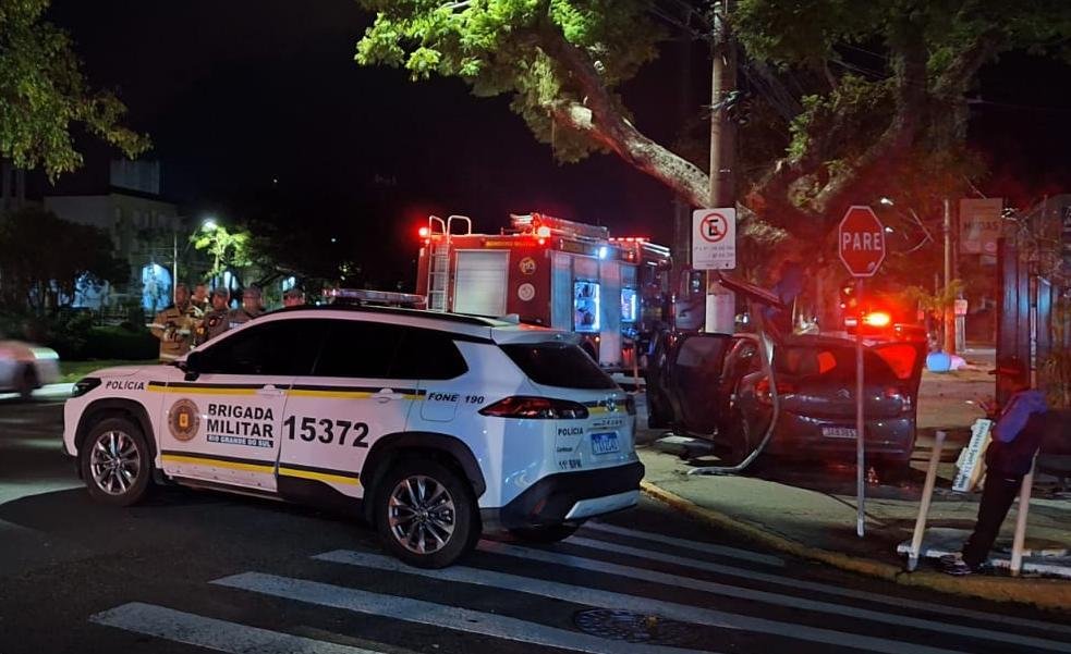 PM tempor&aacute;rio morreu ap&oacute;s colidir carro contra poste em Porto Alegre