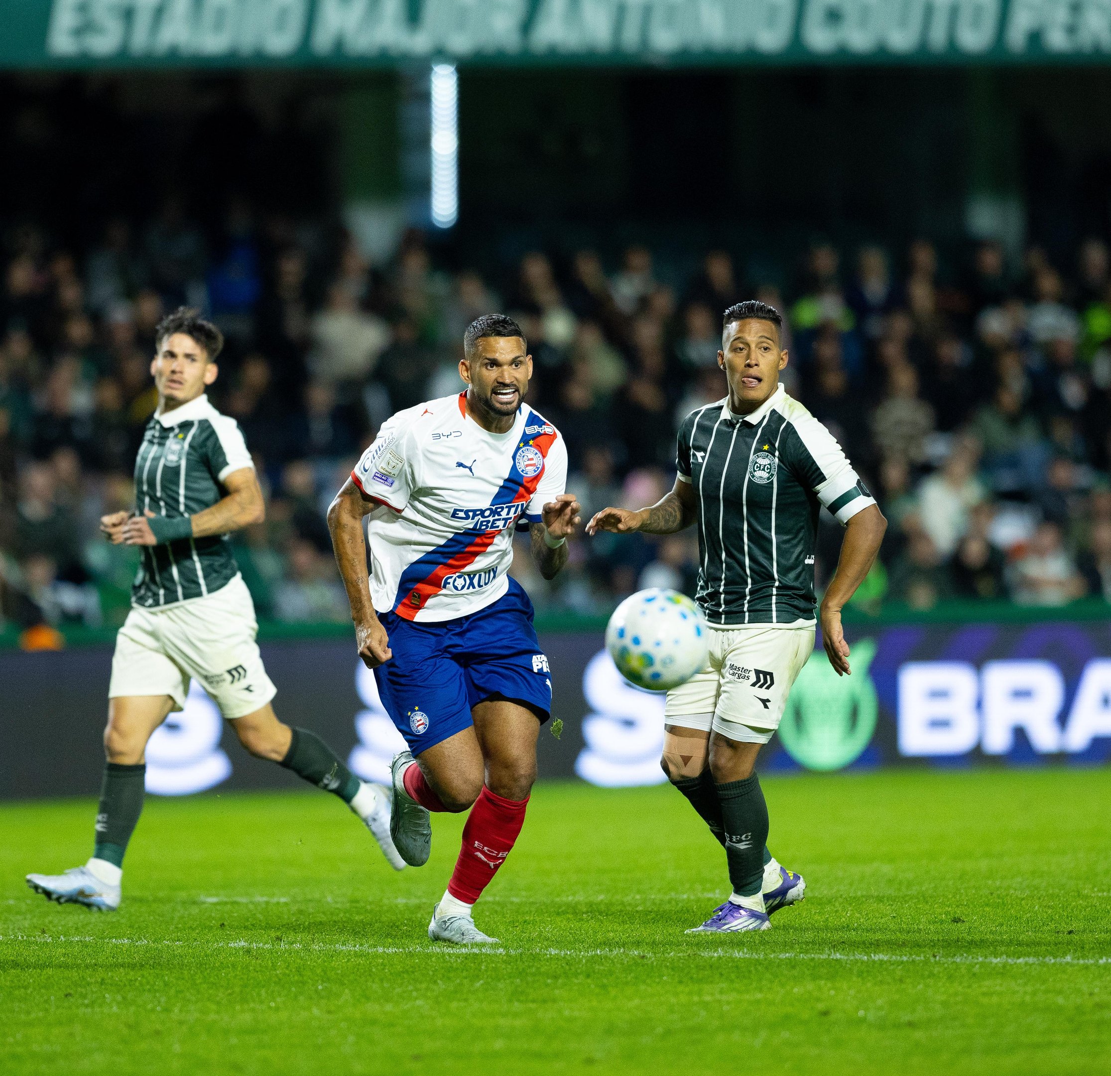 Coritiba vence Bahia, entra no G-6 e aumenta press&atilde;o sobre Ceni