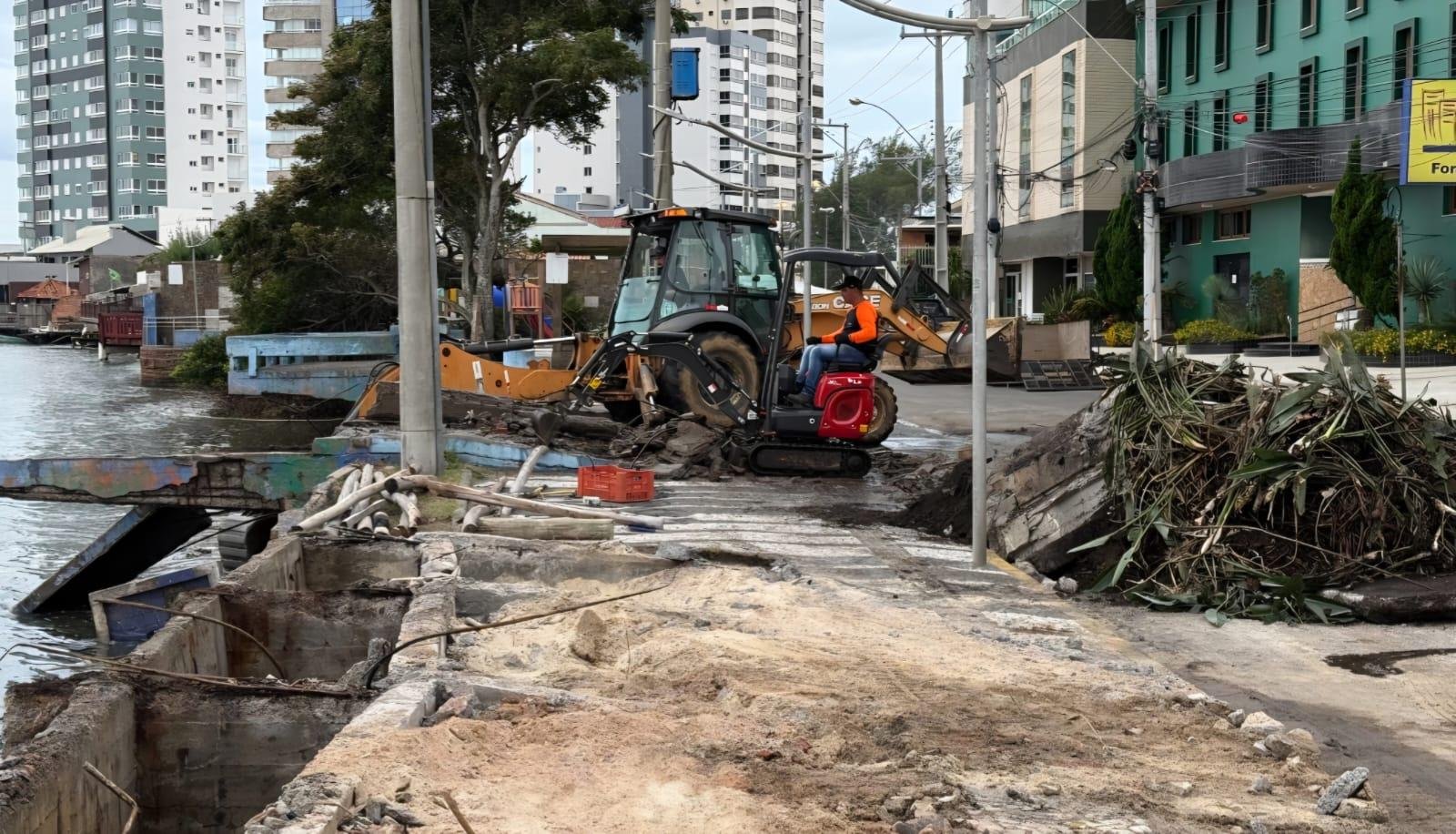 Nesta semana, a prefeitura come&ccedil;ou a demoli&ccedil;&atilde;o das antigas plataformas de pesca