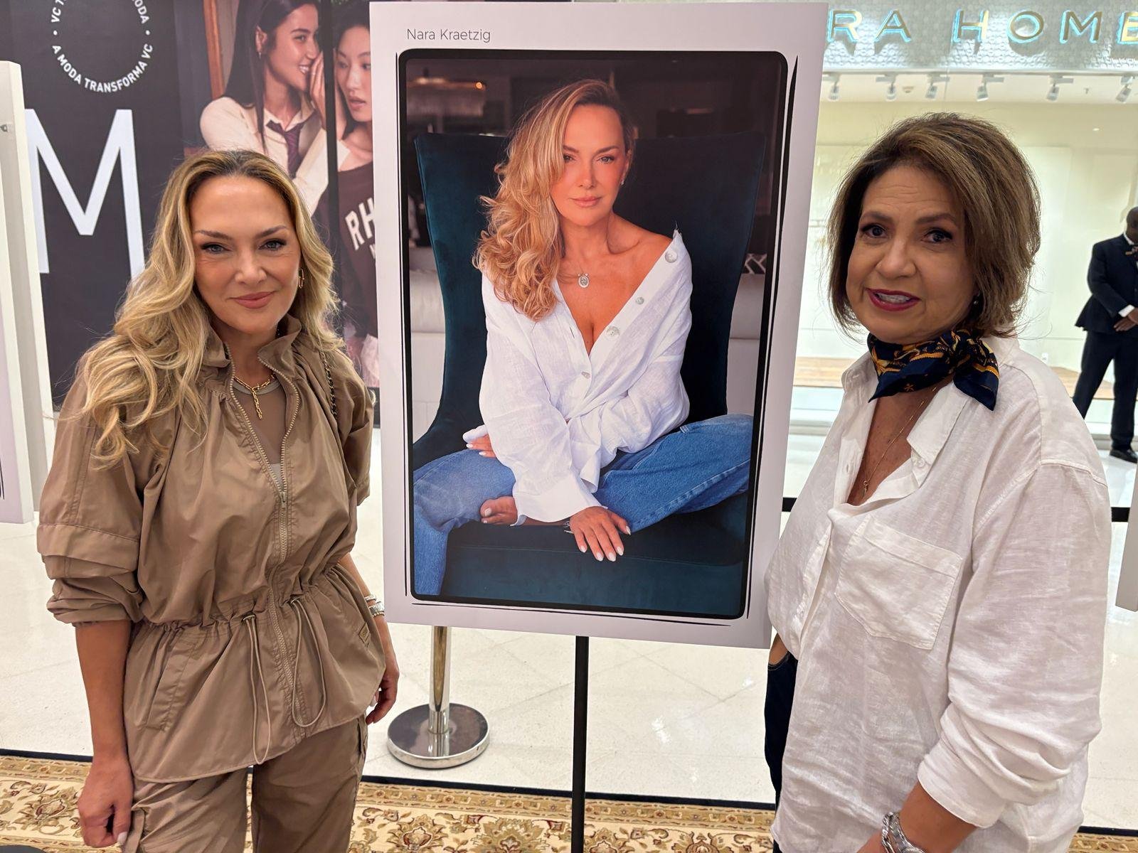 Nara Kraetzig junto &agrave; sua foto e da fot&oacute;grafa Lisette Guerra
