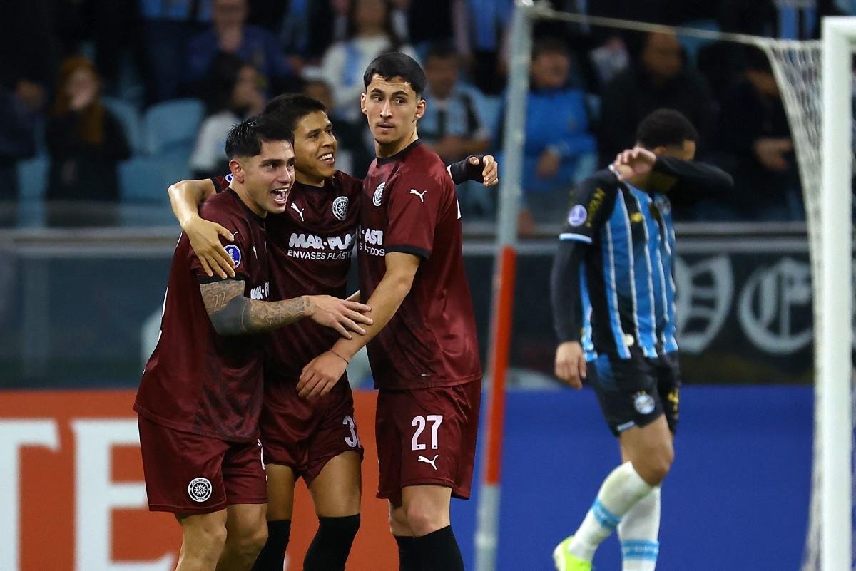 Jogadores do Torque celebram gol contra o Gr&ecirc;mio