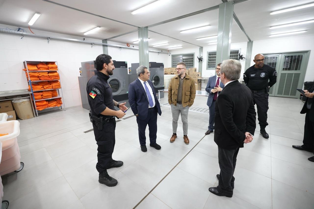 Ministro do STJ Carlos Pires Brand&atilde;o (de gravata azul) visitou a Cadeia P&uacute;blica de Porto Alegre para conferir a execu&ccedil;&atilde;o penal no local que passou por reforma em 2025