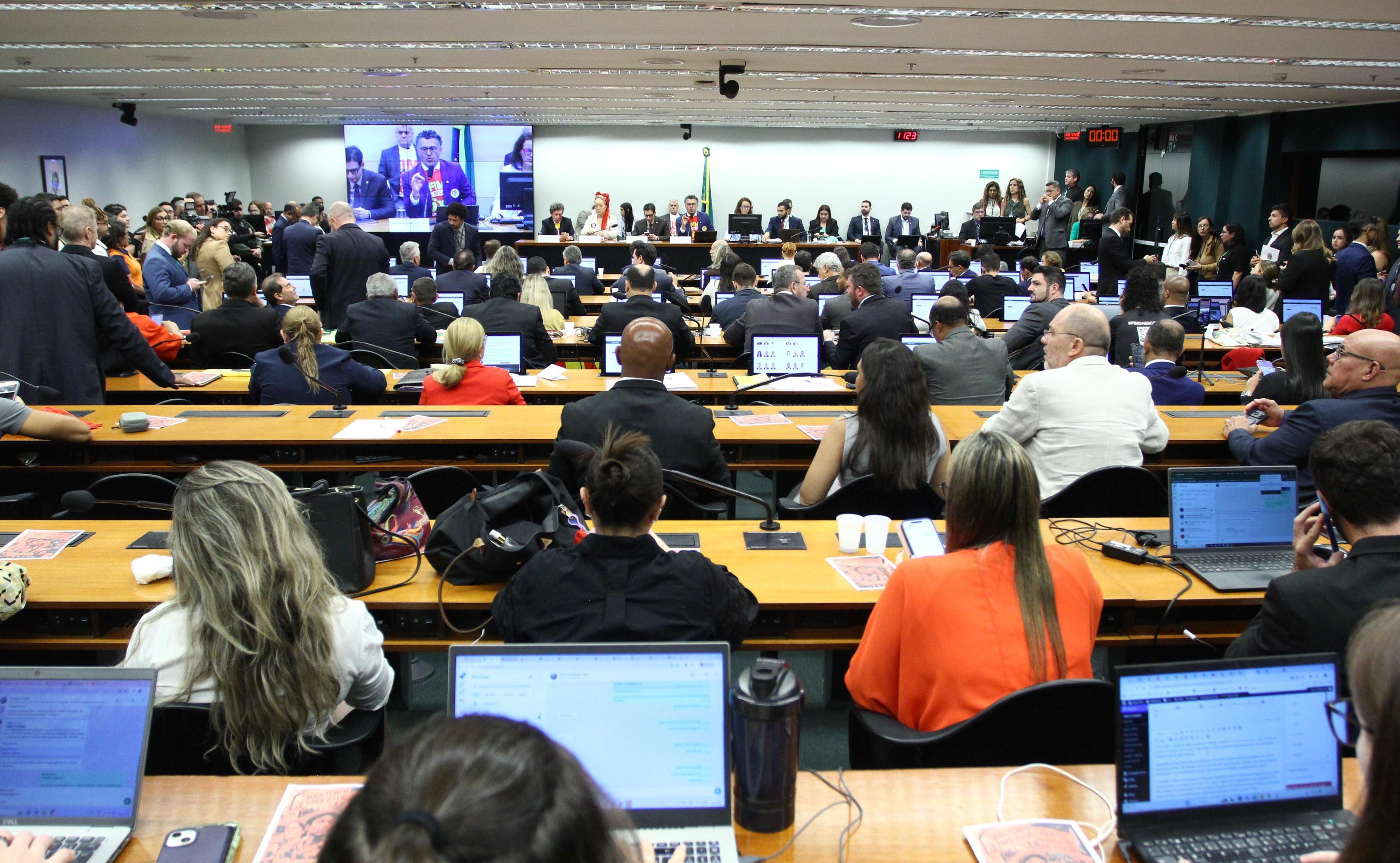 Parlamentares de direita querem transi&ccedil;&atilde;o de 10 anos para o fim da escala 6x1
