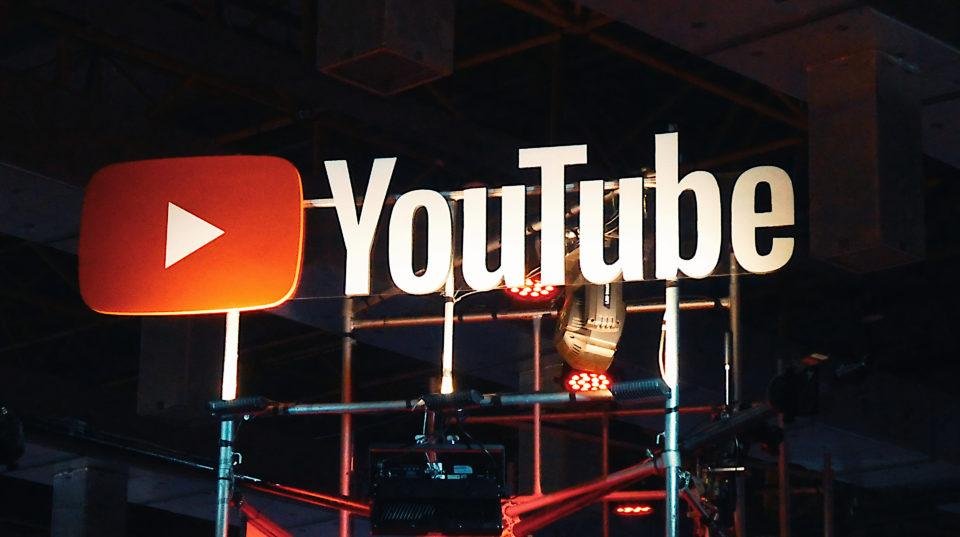 YouTube passar&aacute; a detectar e rotular automaticamente os conte&uacute;dos criados por intelig&ecirc;ncia artificial