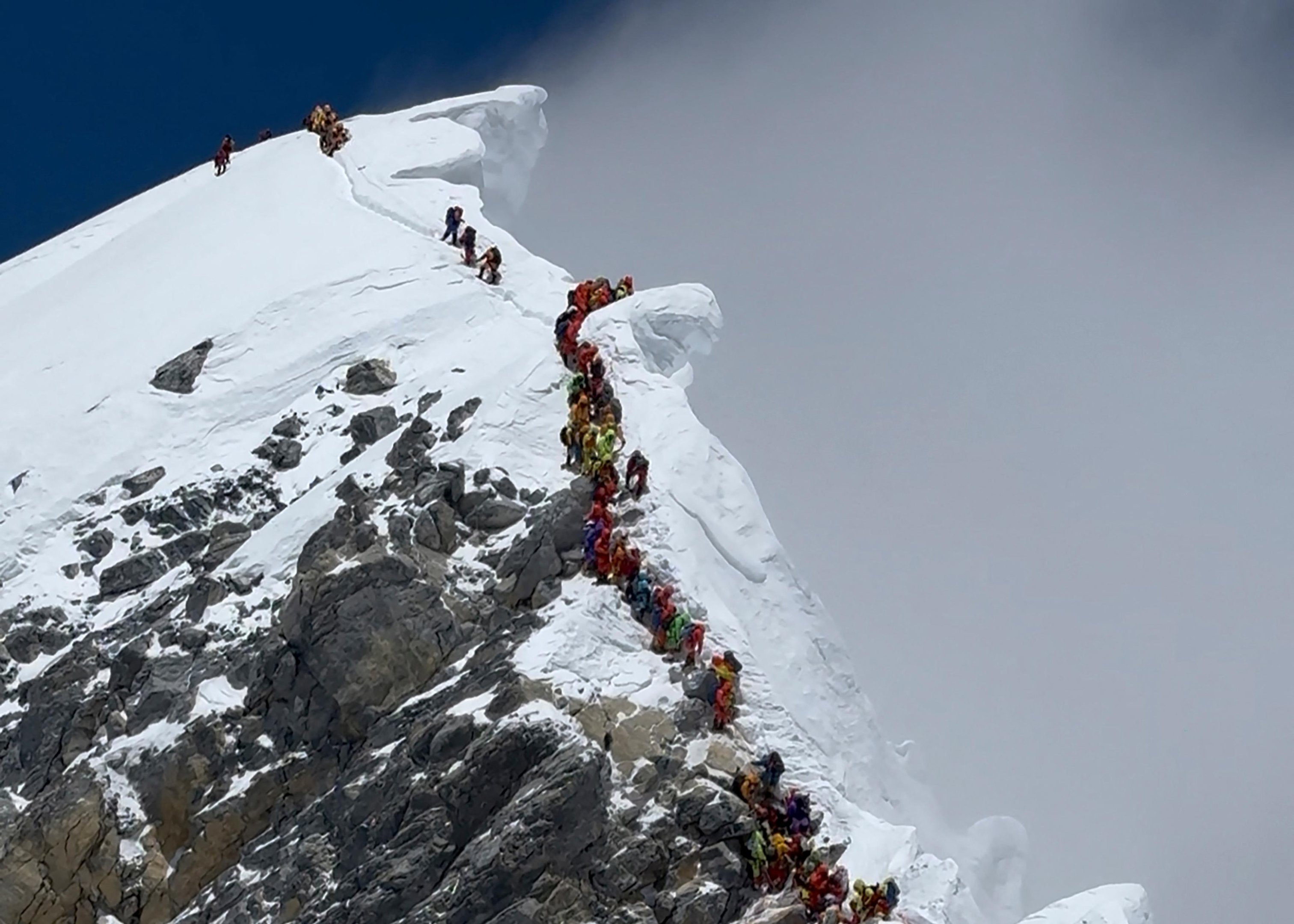 Mais de 950 alpinistas alcan&ccedil;aram com sucesso o cume mais alto do planeta durante a temporada de escalada de primavera