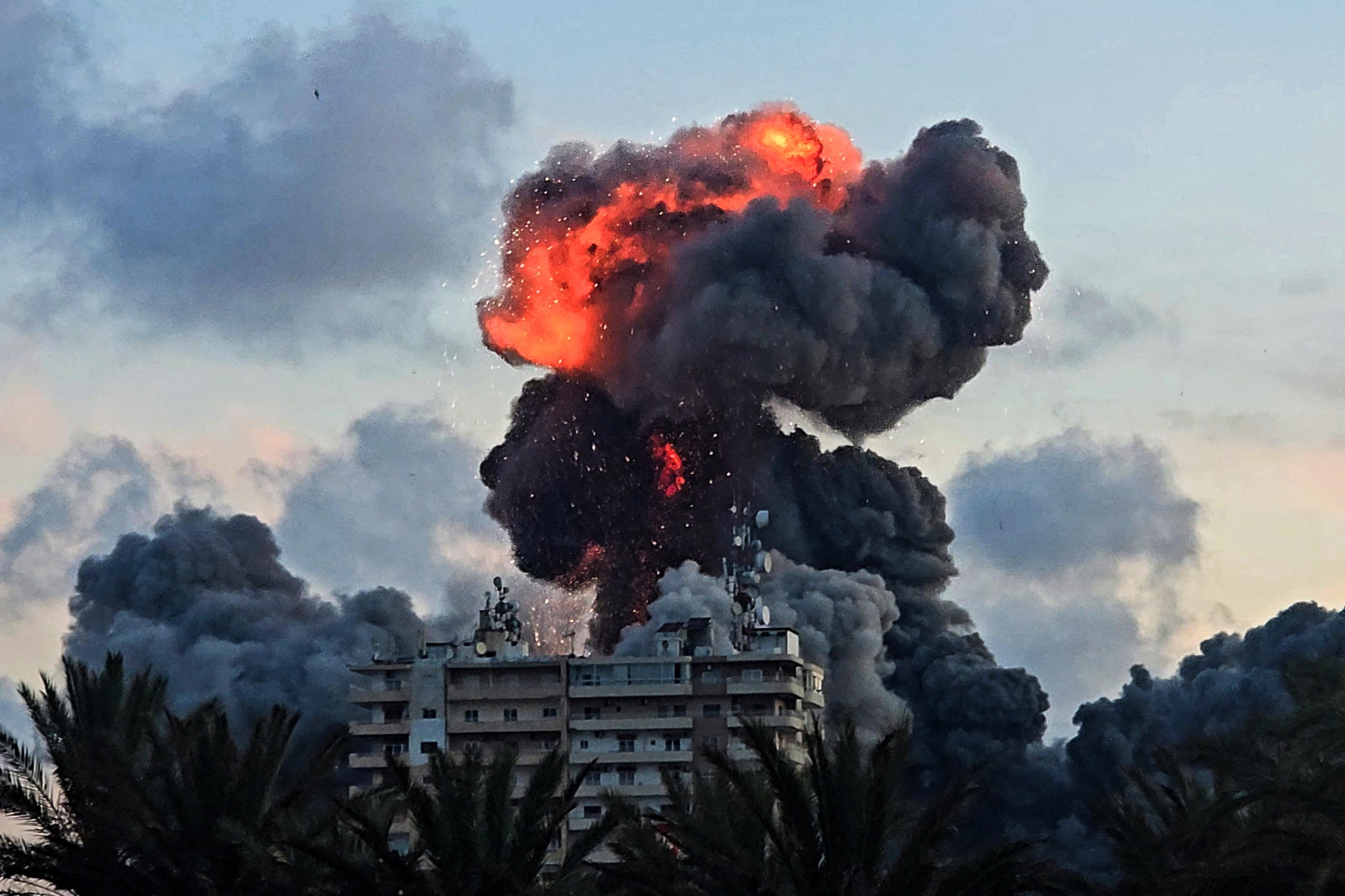 Em outra das frentes mais ativas, os bombardeios e combates prosseguem no L&iacute;bano