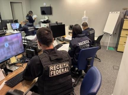 Agentes da Receita Federal participaram da opera&ccedil;&atilde;o desta quinta