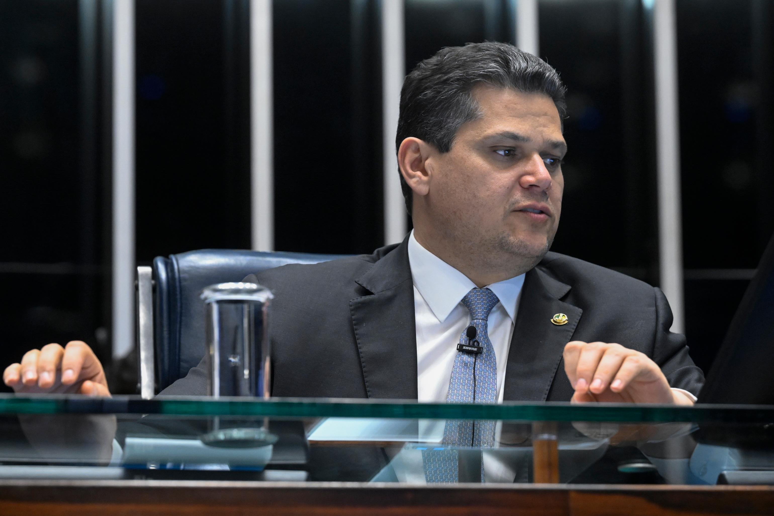 Alcolumbre envia a comiss&atilde;o do Senado PEC que ser&aacute; contraponto da oposi&ccedil;&atilde;o ao fim da escala 6x1
