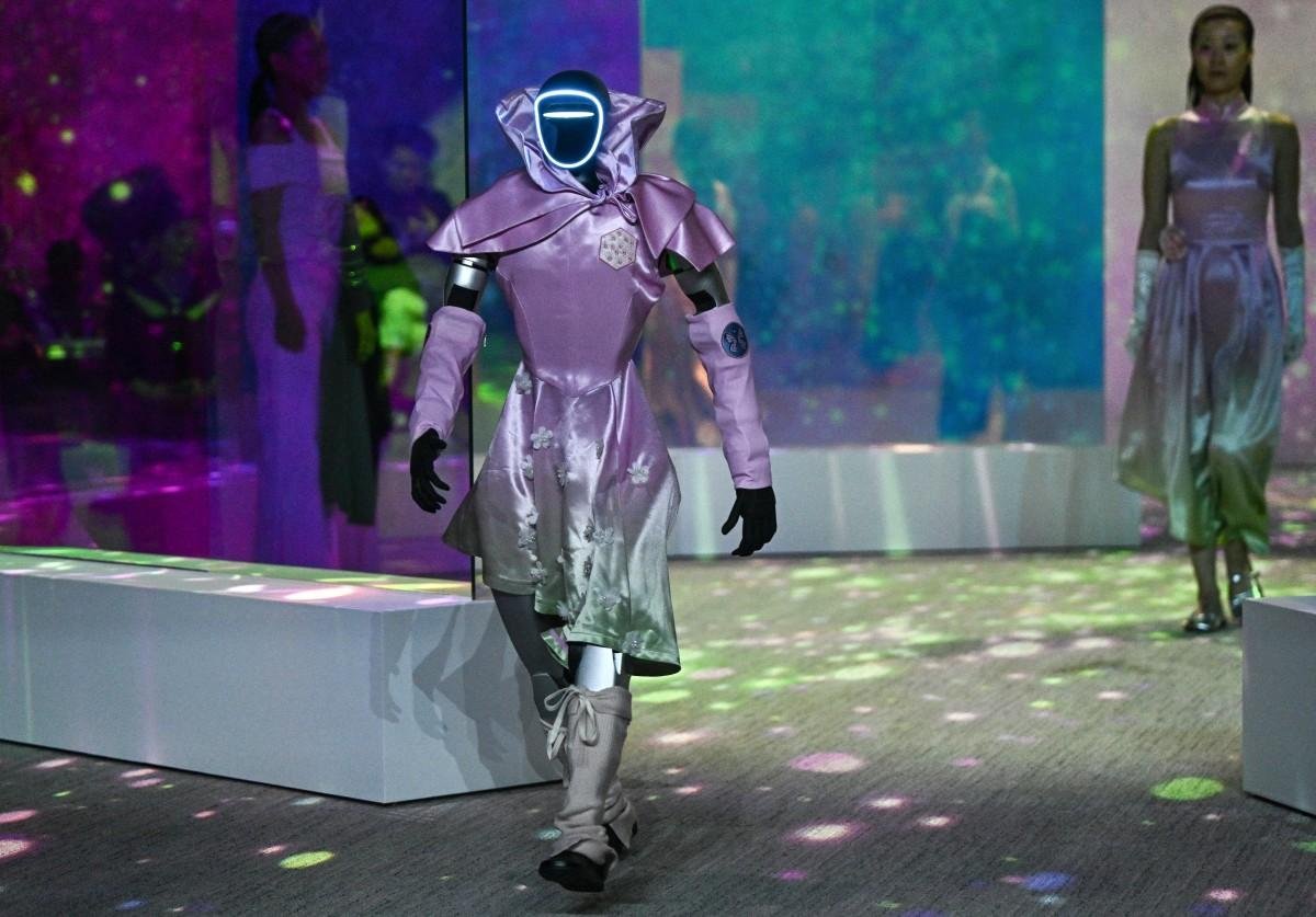 Modelos rob&oacute;ticos do desfile em Seul pareciam humanoides fabricados pela startup chinesa Unitree, populares por seu custo relativamente baixo