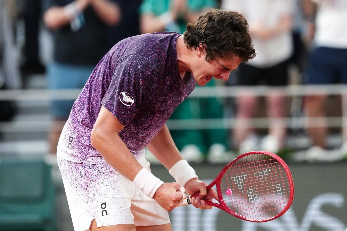 Jo&atilde;o Fonseca vibra ap&oacute;s vit&oacute;rica hist&oacute;ria em Roland Garros
