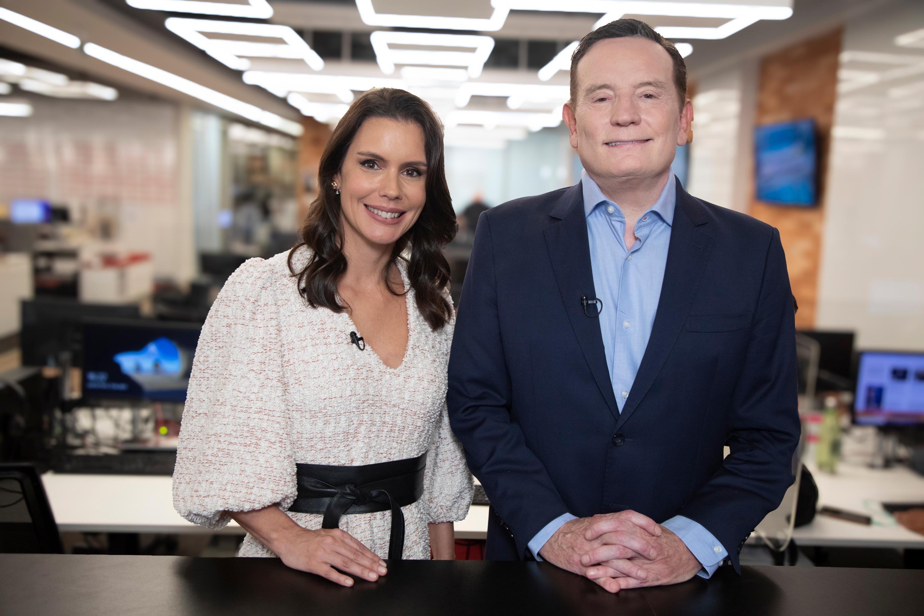 O "Domingo Espetacular", apresentado por Roberto Cabrini e Camila Busnello, vai ao ar &agrave;s 20h30