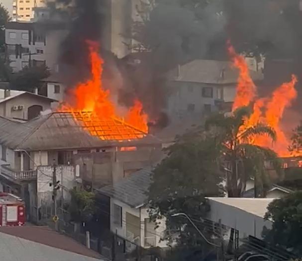 Inc&ecirc;ndio de grandes propor&ccedil;&otilde;es atingiu as duas casas